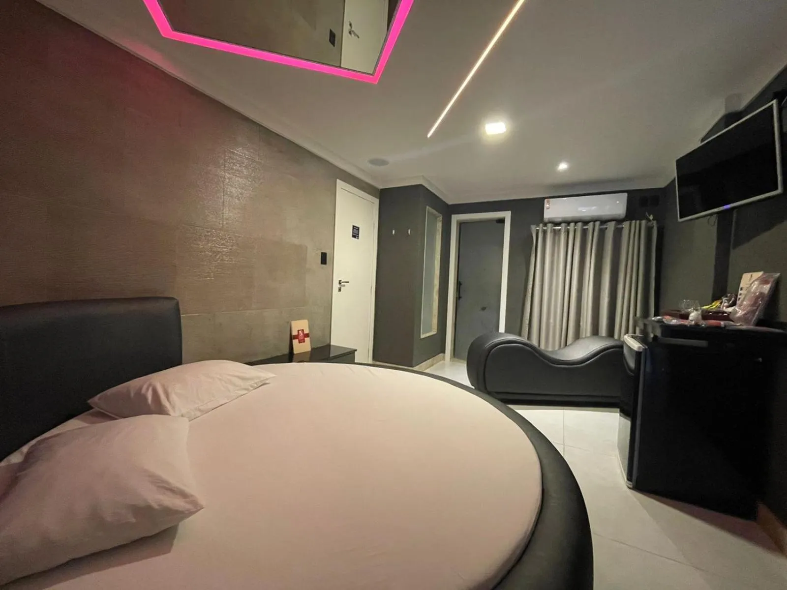 Bedroom, Bed in Bora Bora Motel