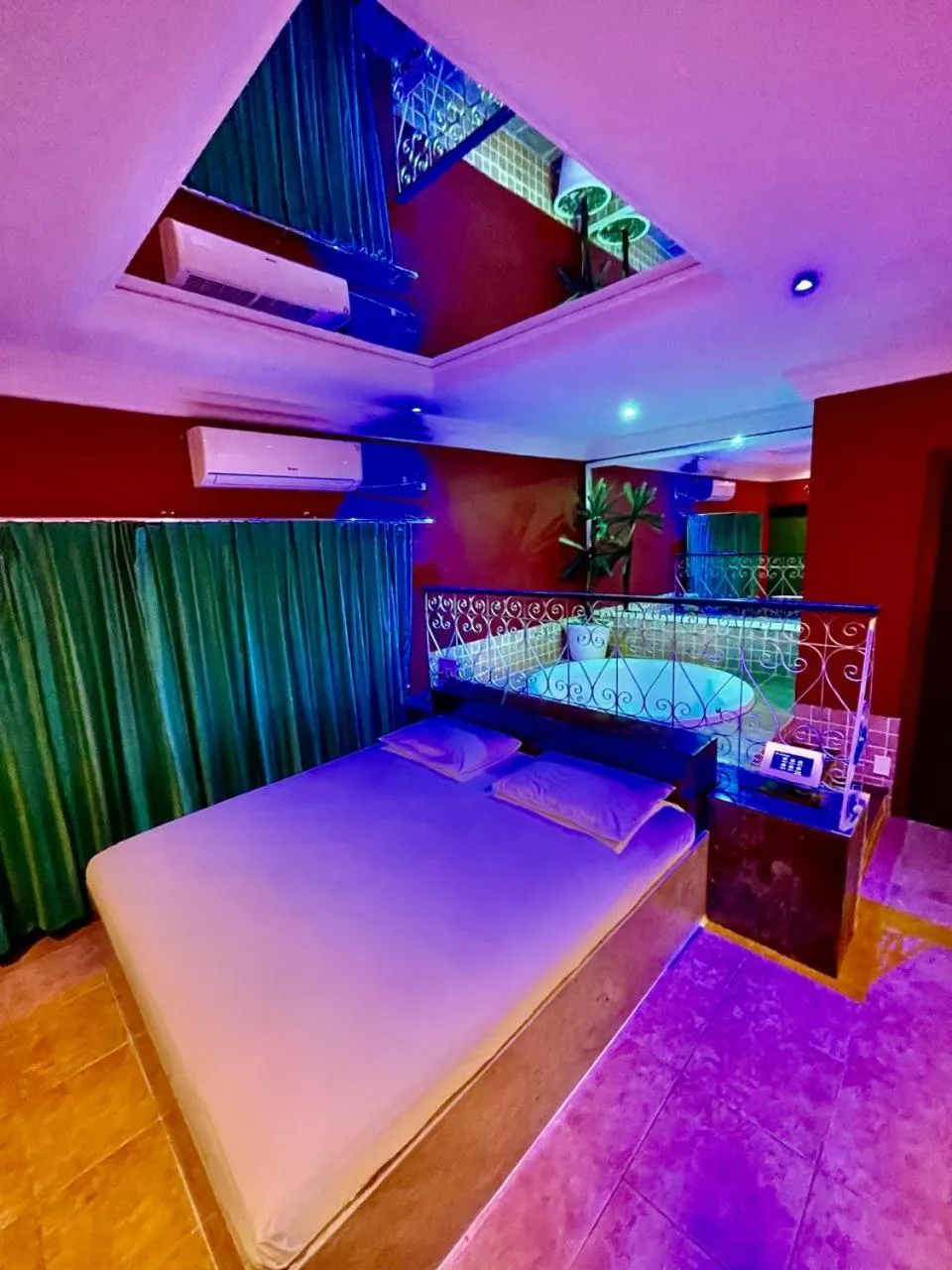 Bed in Bora Bora Motel