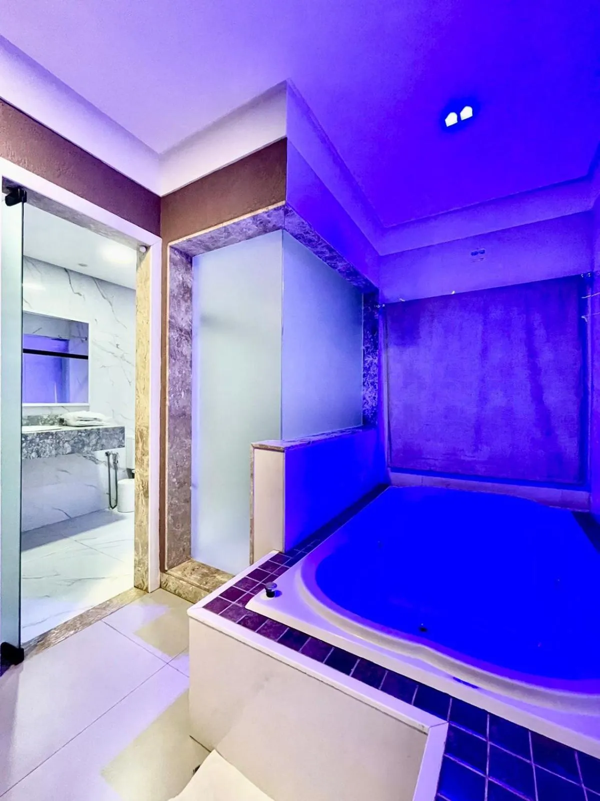 Hot Tub, Bed in Bora Bora Motel