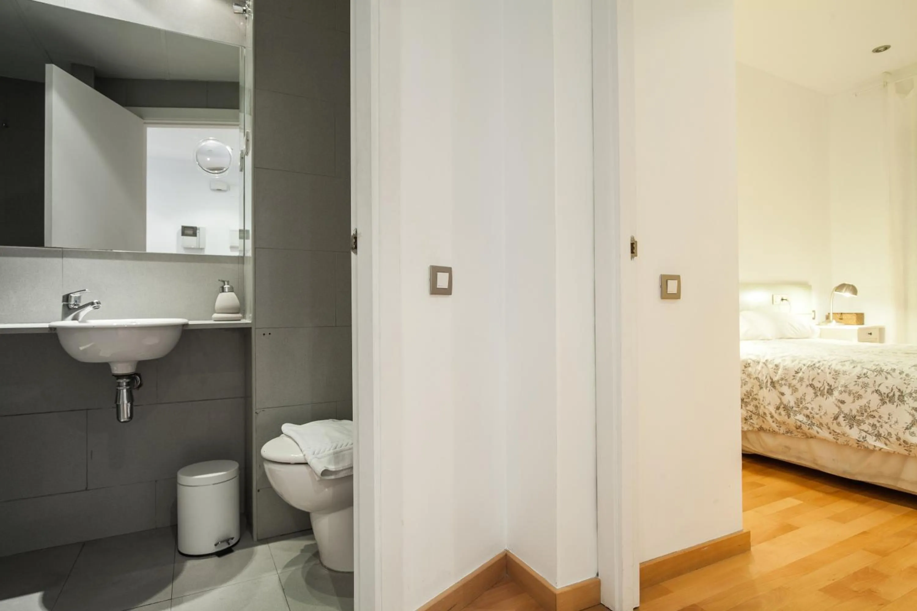 Toilet, Bed in Flateli Llúria