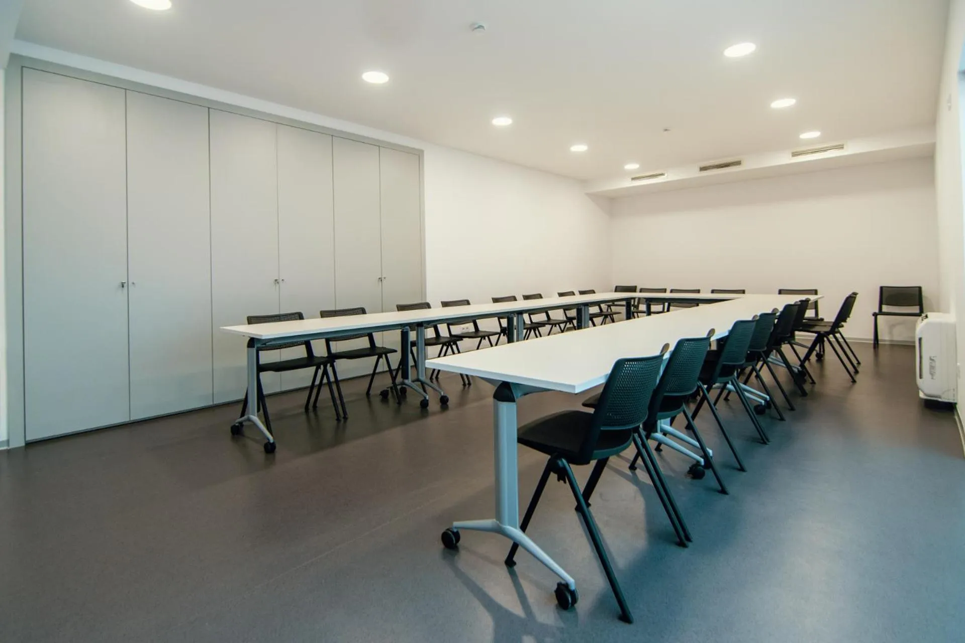 Meeting/conference room in HI Braga - Pousada de Juventude