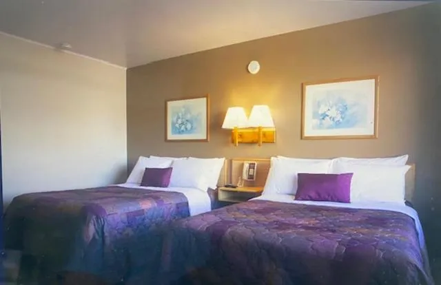 Bed in Heart O' Chicago Motel