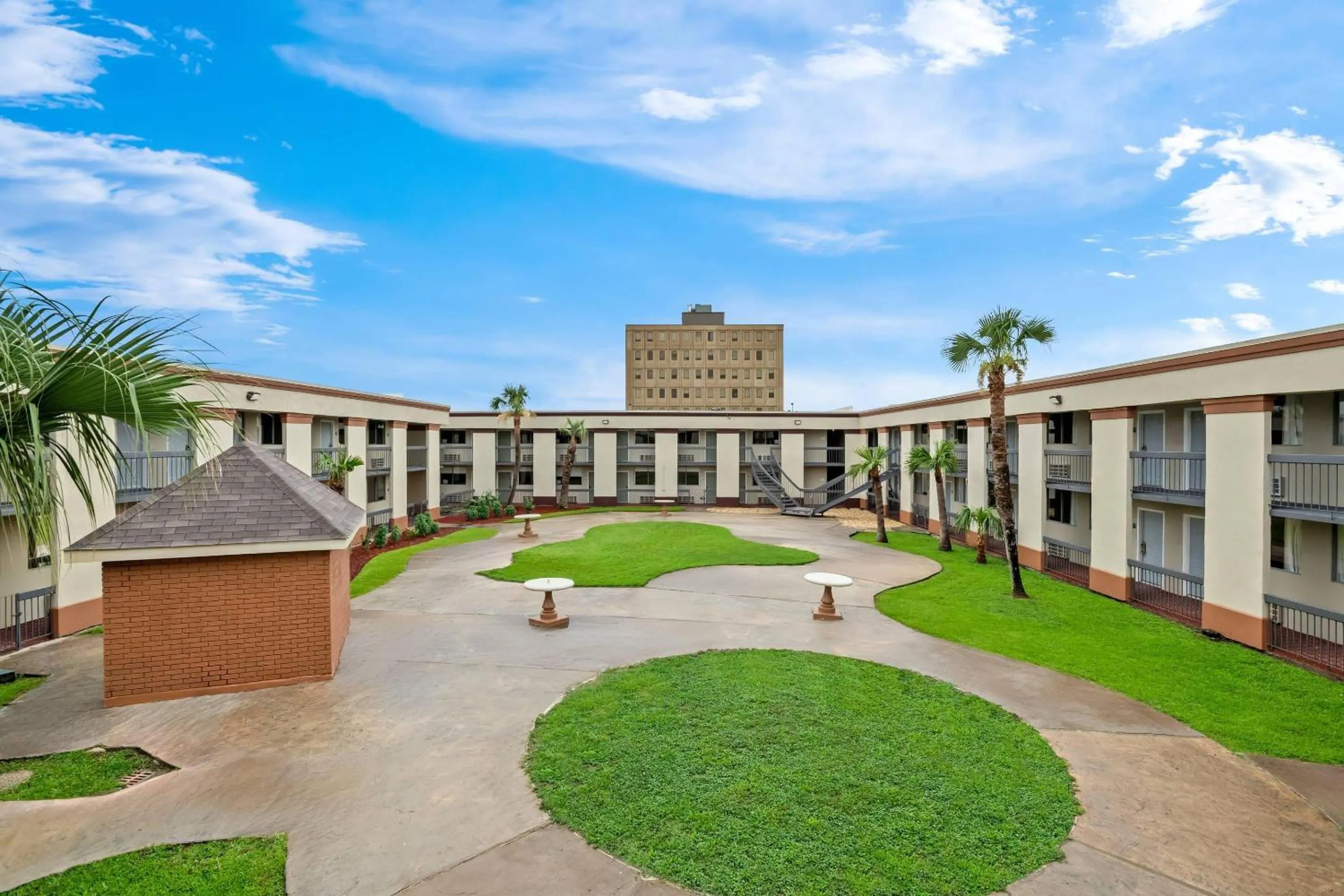 Swimming pool in Quality Inn Harvey - New Orleans
