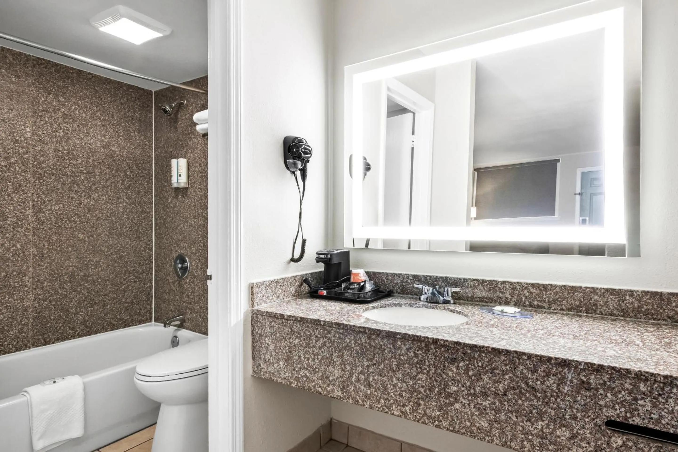 Bathroom in Quality Inn Harvey - New Orleans