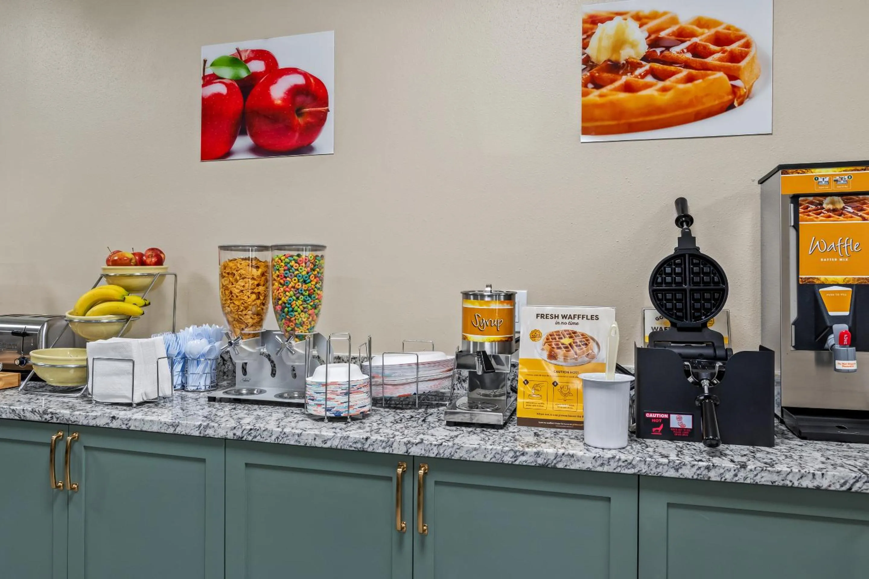 Continental breakfast in Quality Inn Harvey - New Orleans