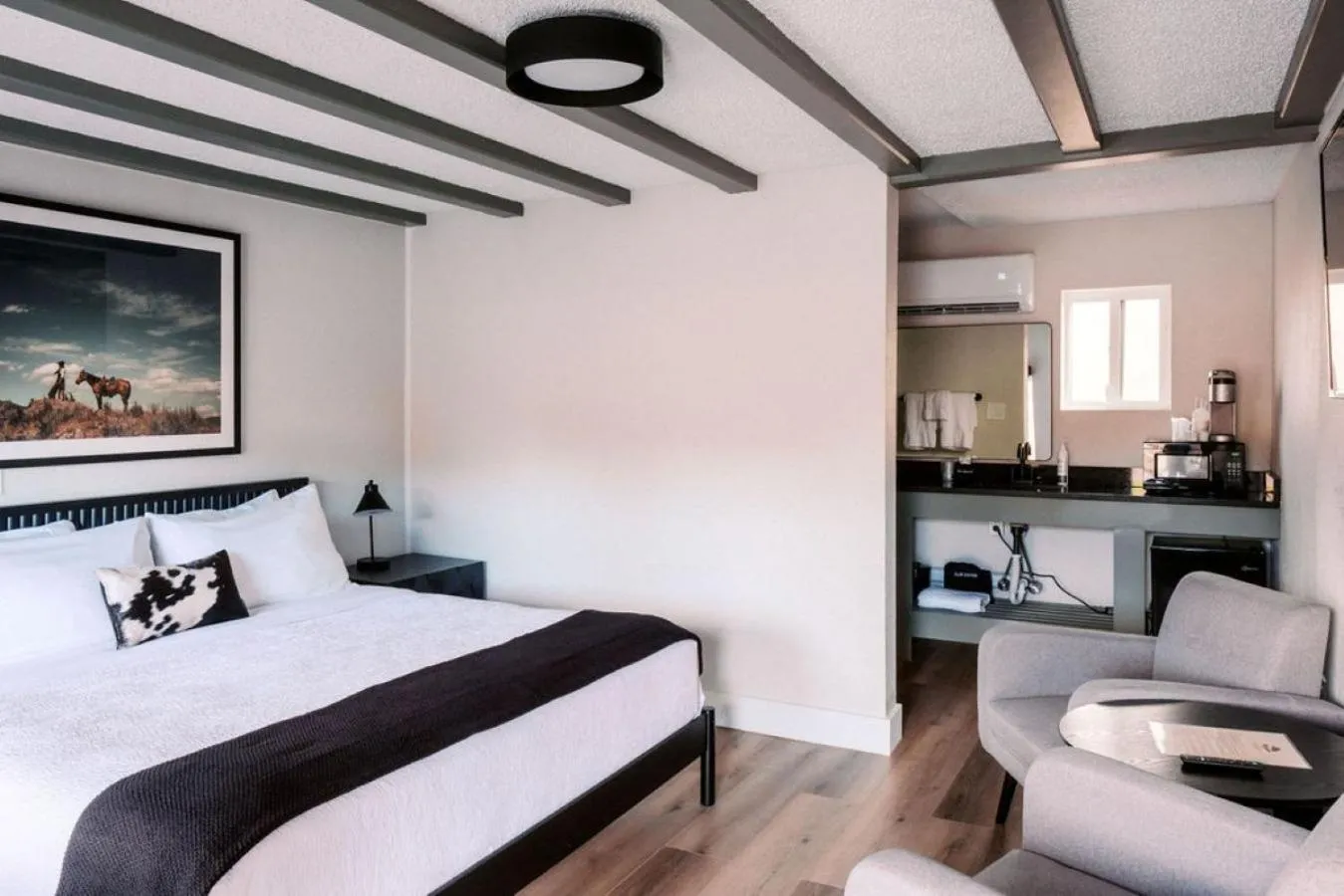 Photo of the whole room, Bed in Western Lodge