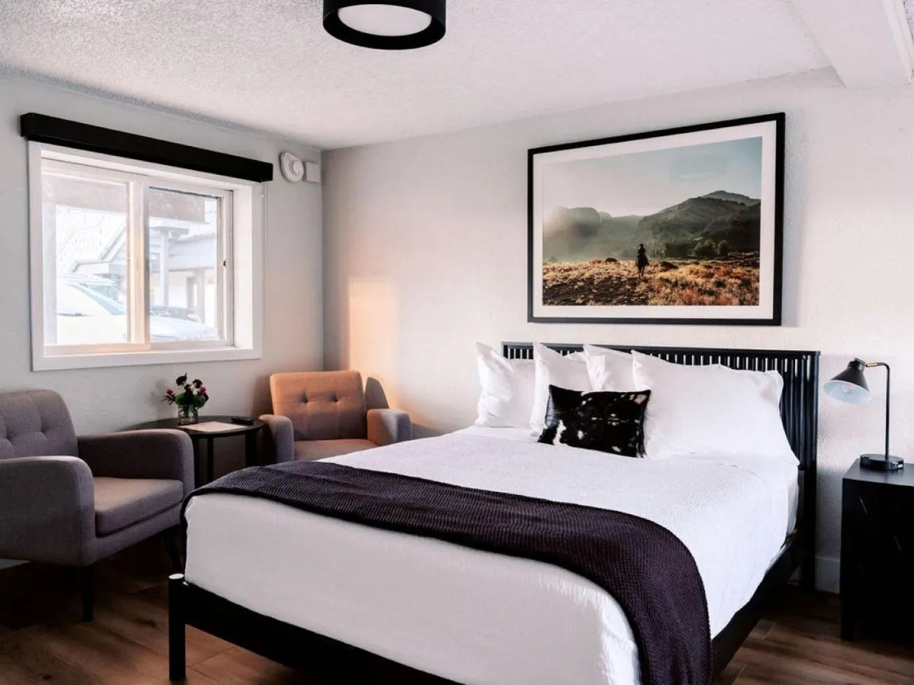 Bedroom, Bed in Western Lodge