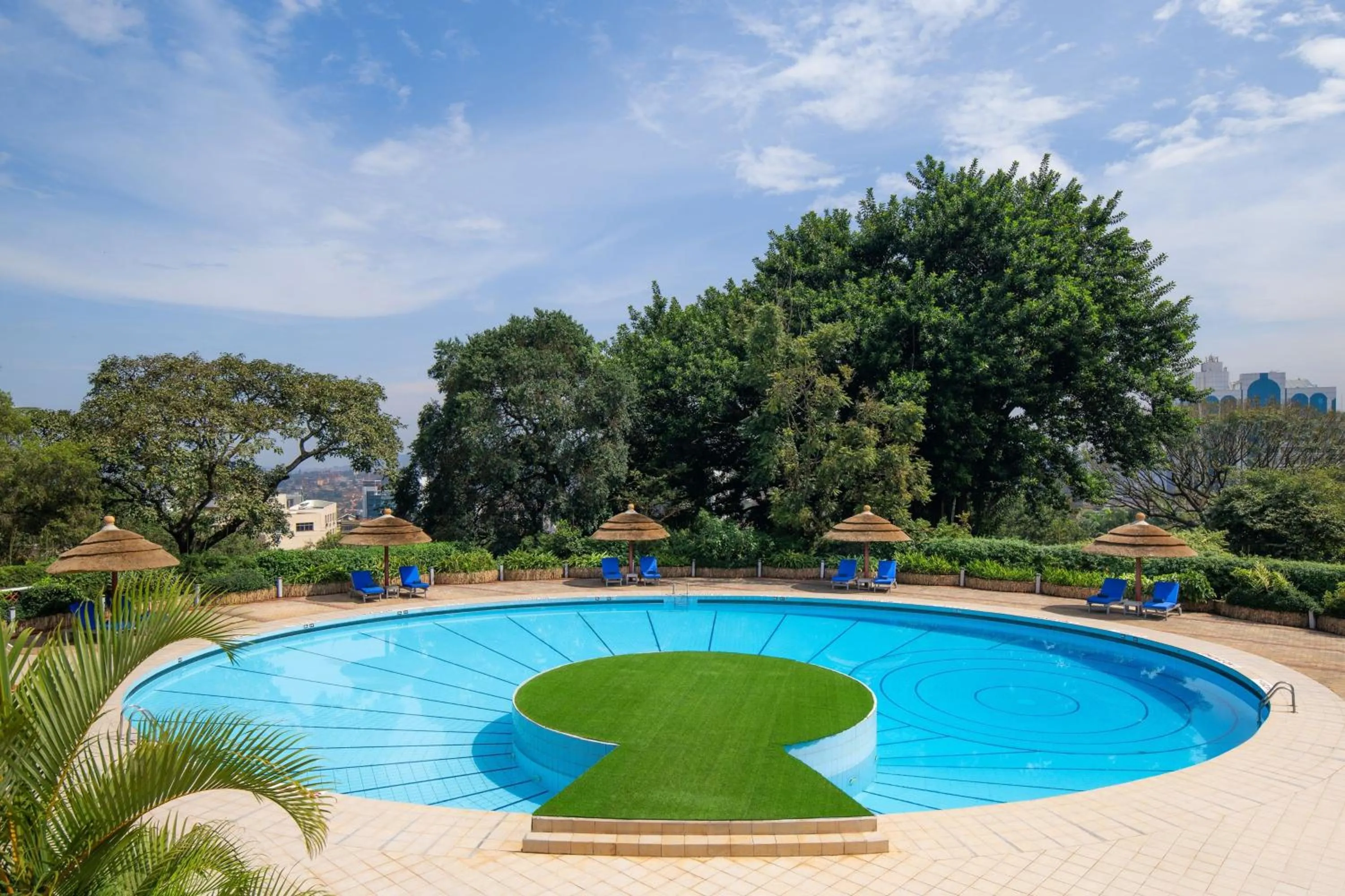 Swimming pool in Sheraton Kampala Hotel