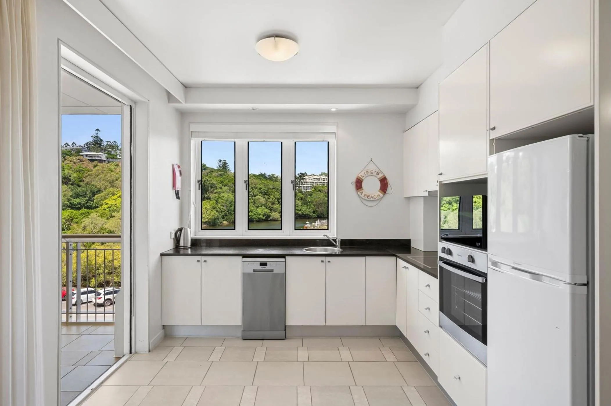 Kitchen or kitchenette in Hastings Suites by Stay Noosa