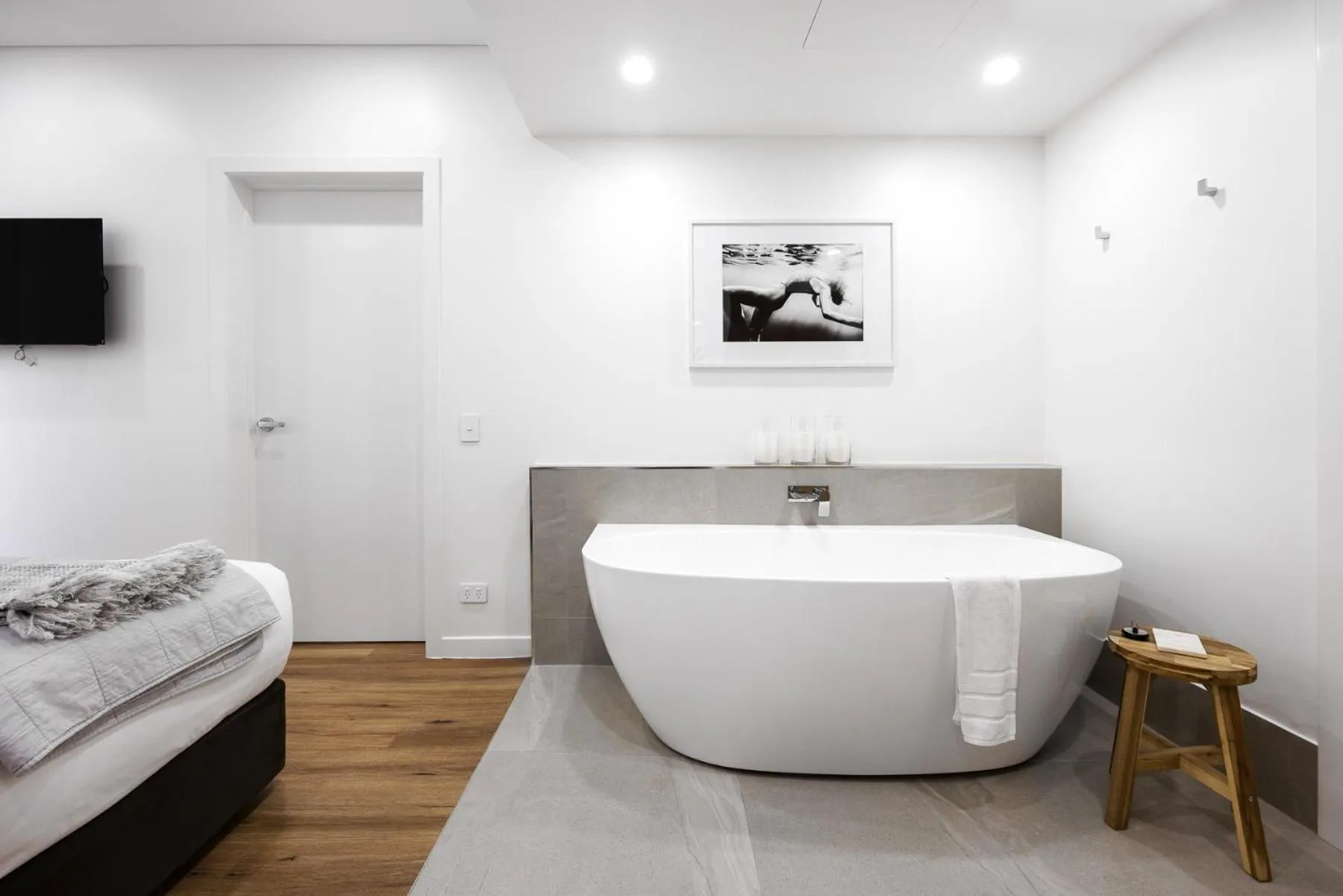 Hot Tub, Bed in Hastings Suites by Stay Noosa