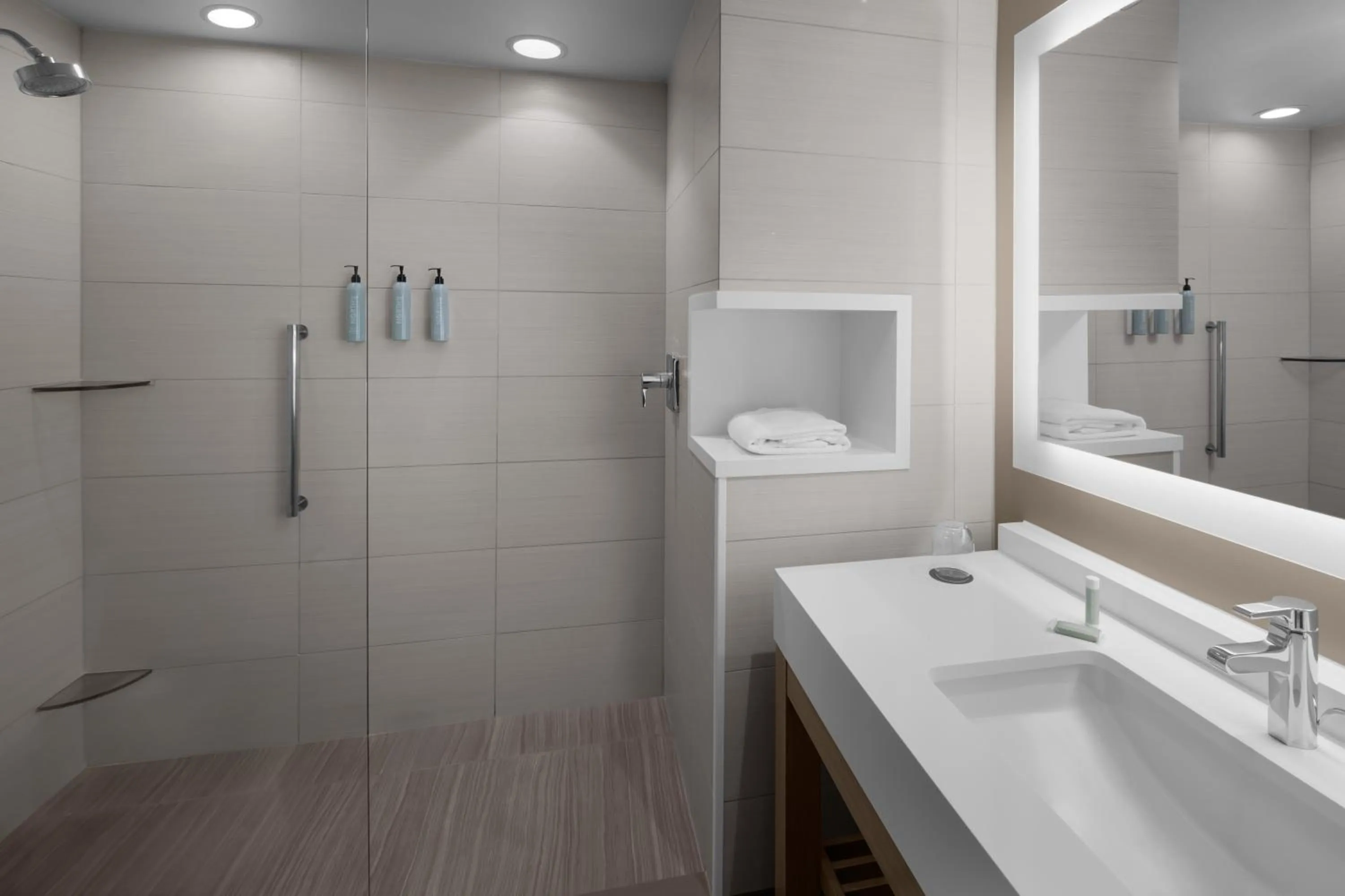 Bathroom in Courtyard by Marriott Orlando South/Grande Lakes Area