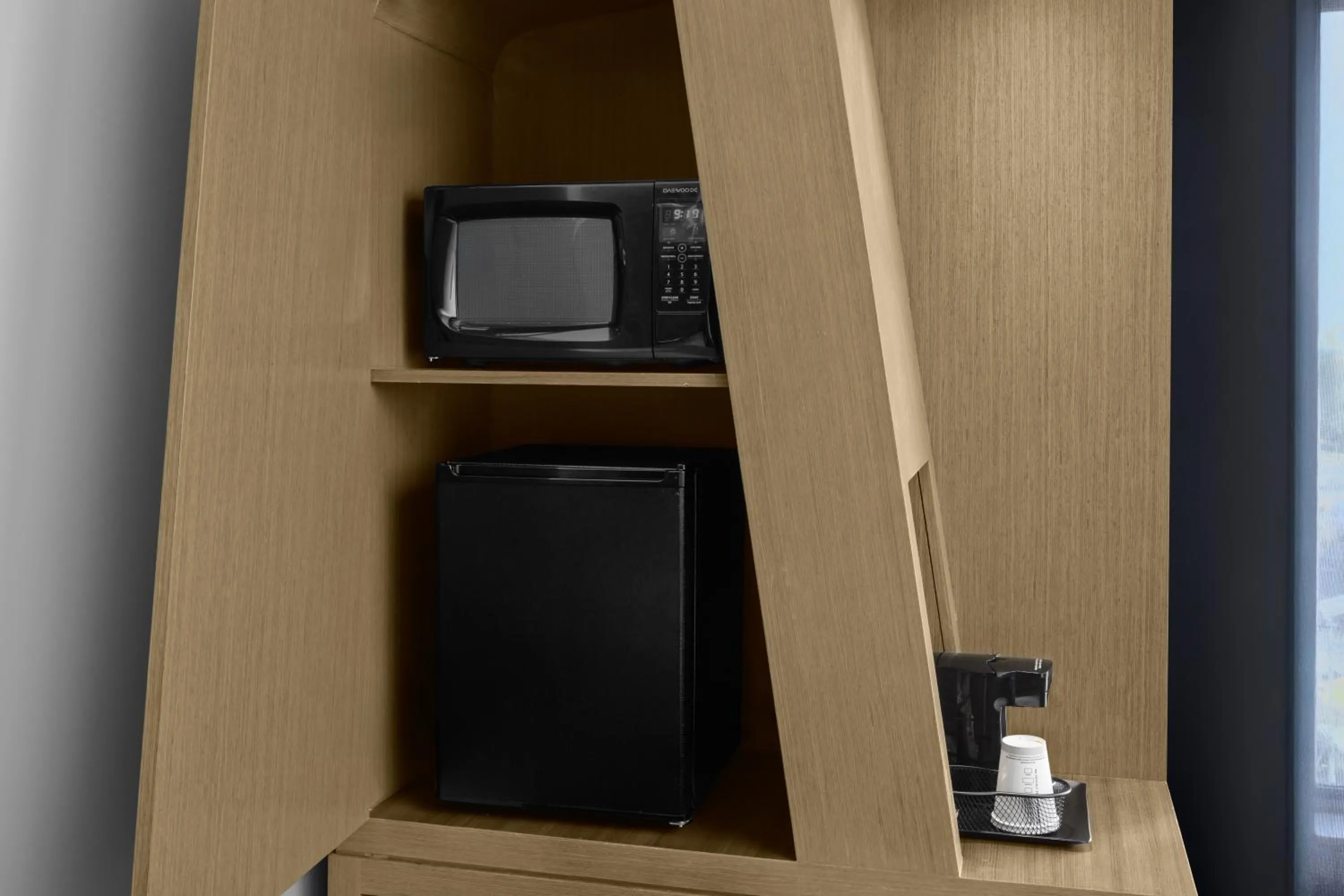 microwave in Courtyard by Marriott Orlando South/Grande Lakes Area