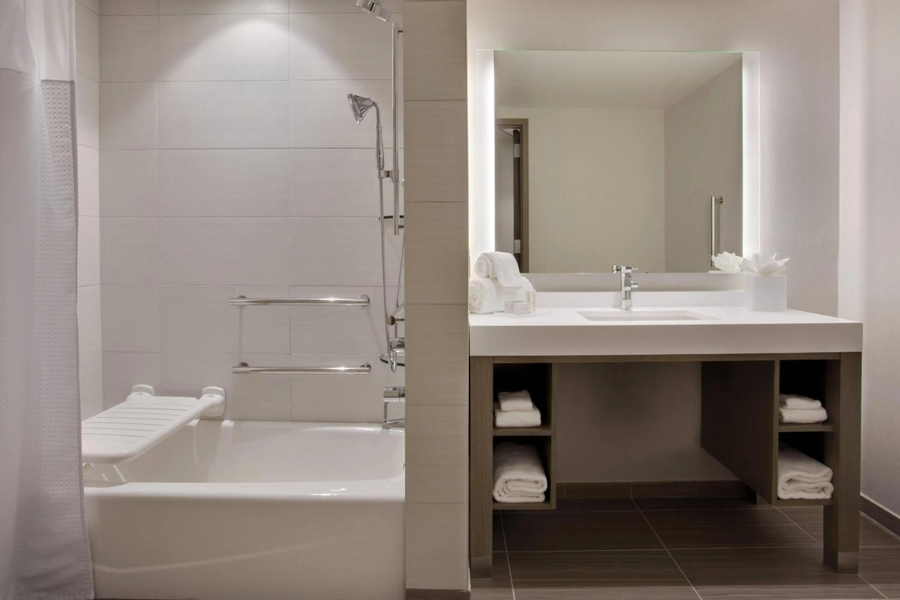 Bathroom in Courtyard by Marriott Orlando South/Grande Lakes Area