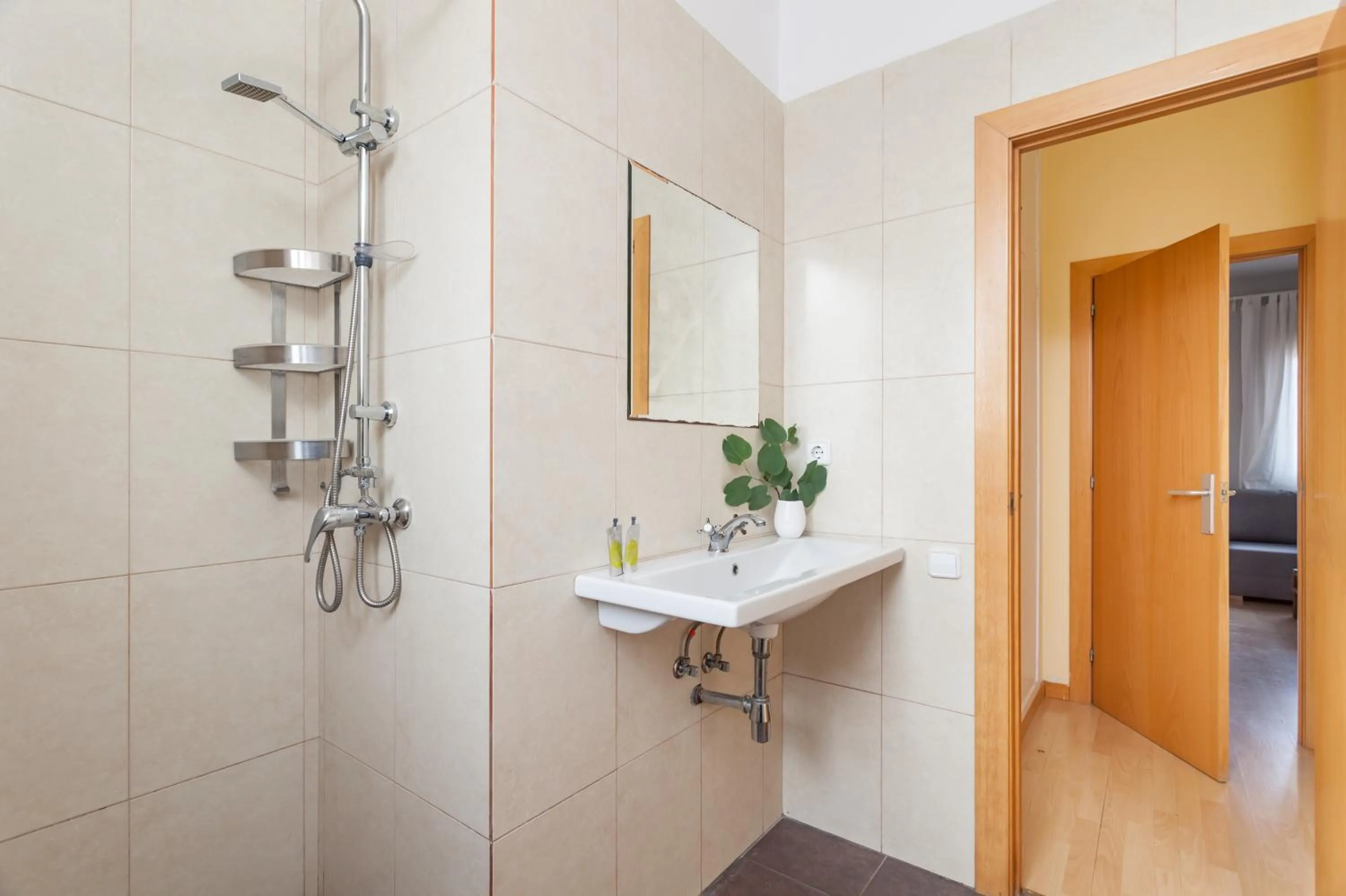 Shower in Flateli Roger 16