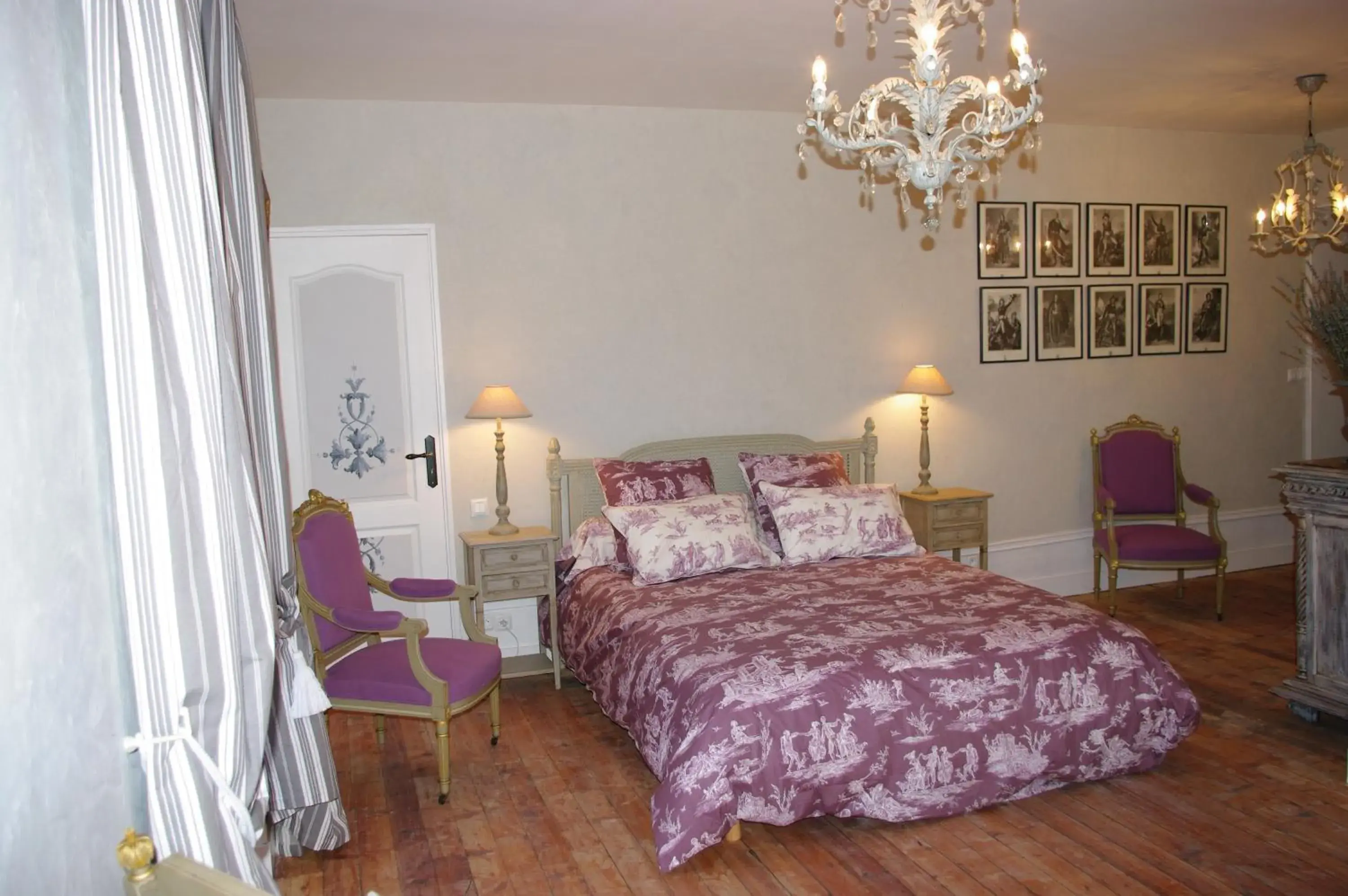 Deluxe Double or Twin Room with Spa Bath - single occupancy in Château de Pommeuse Deluxe Double or Twin Room with Spa Bath - single occupancy in Château de Pommeuse