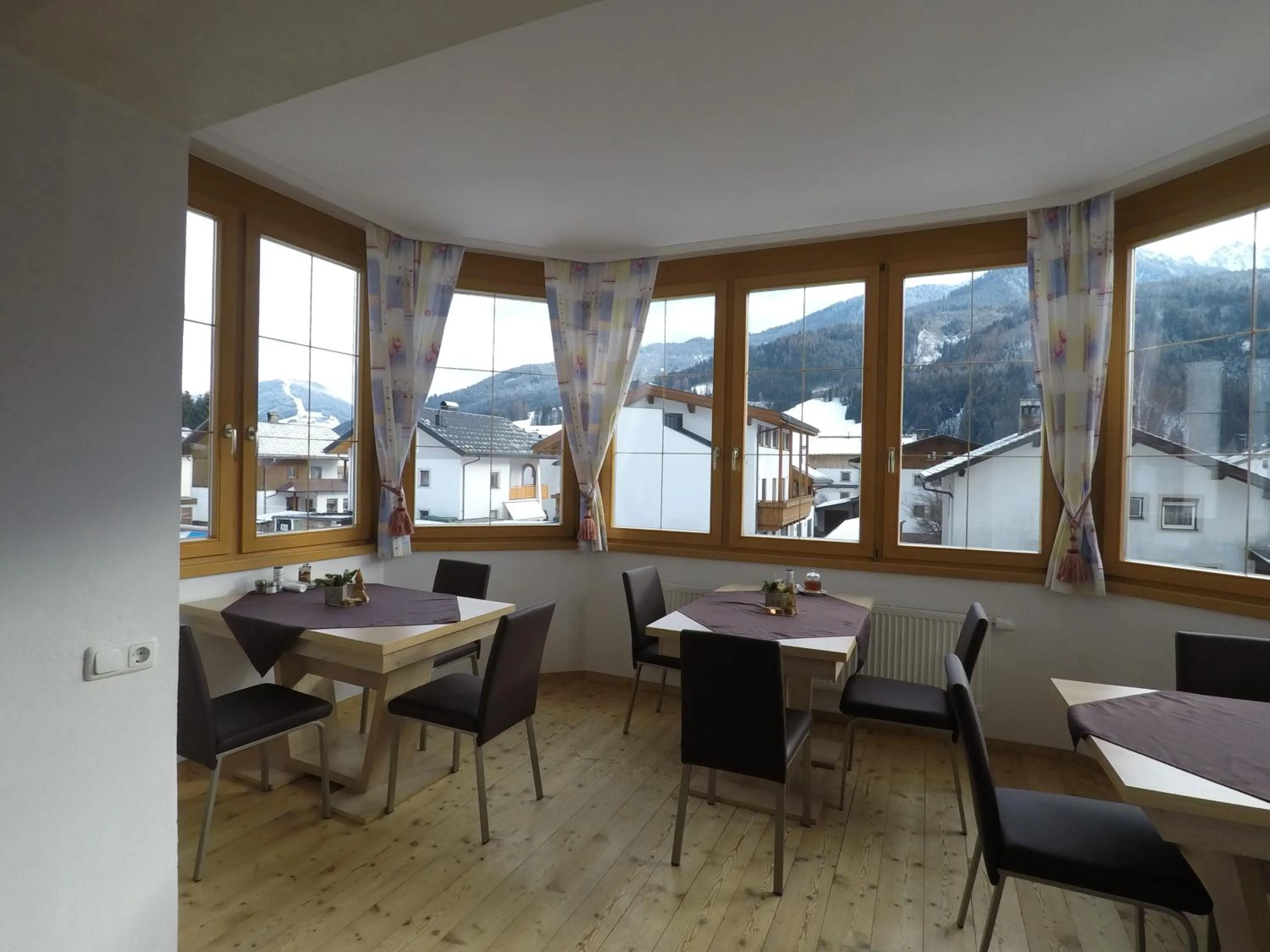 Communal lounge/ TV room in Haus Arnold - Privatzimmer und Ferienwohnungen