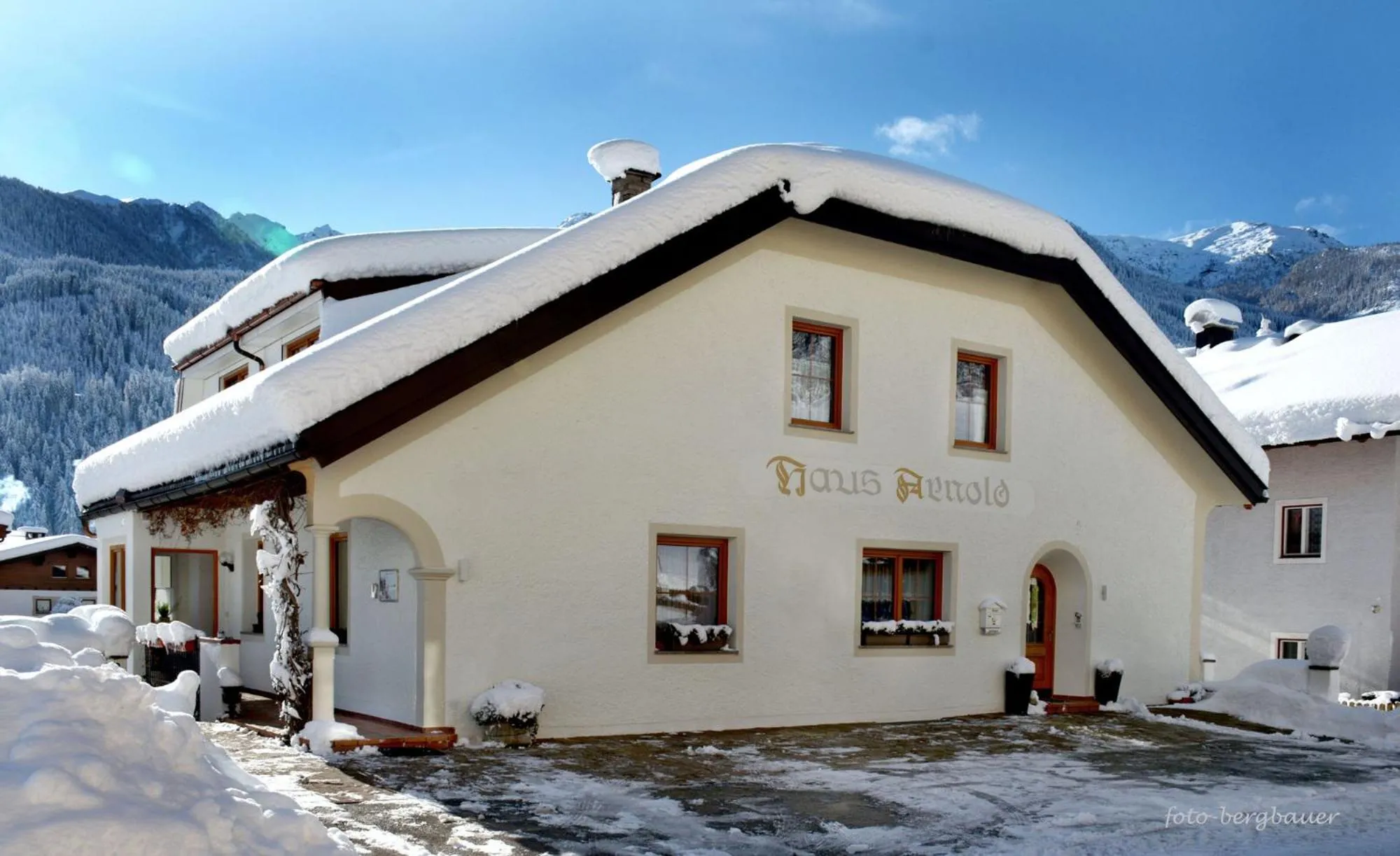 Property building in Haus Arnold - Privatzimmer und Ferienwohnungen