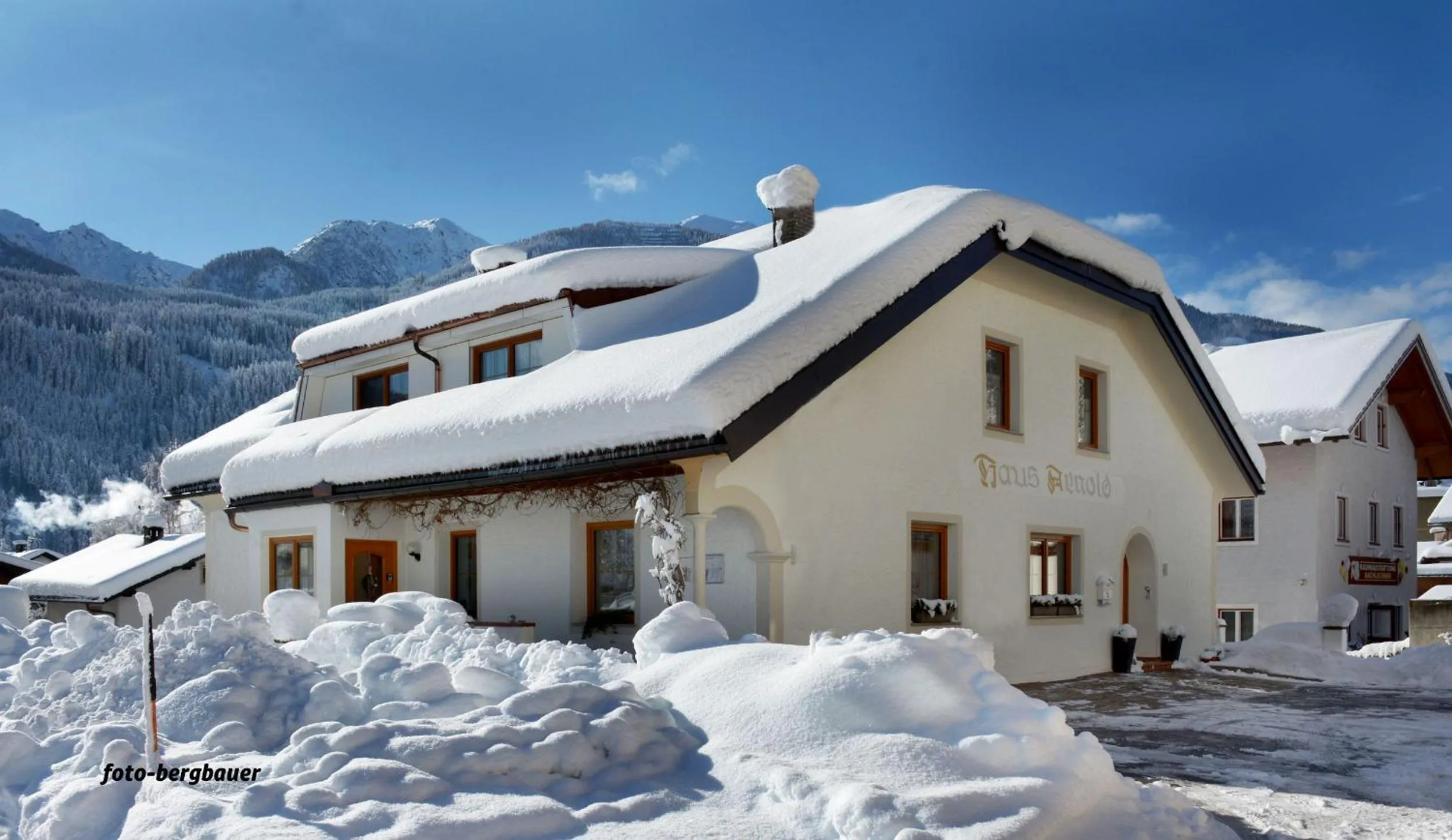 Property building in Haus Arnold - Privatzimmer und Ferienwohnungen