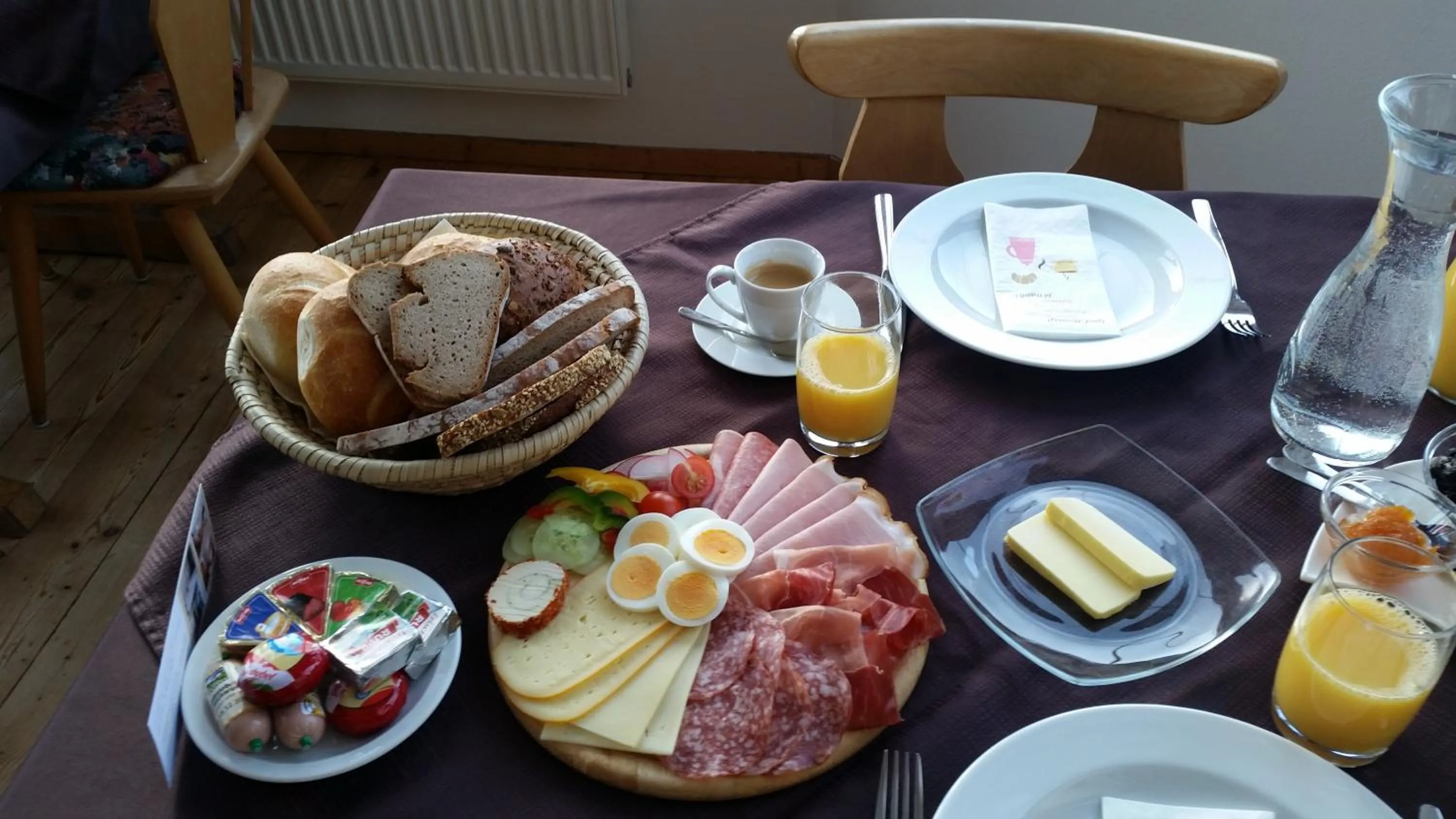Breakfast in Haus Arnold - Privatzimmer und Ferienwohnungen