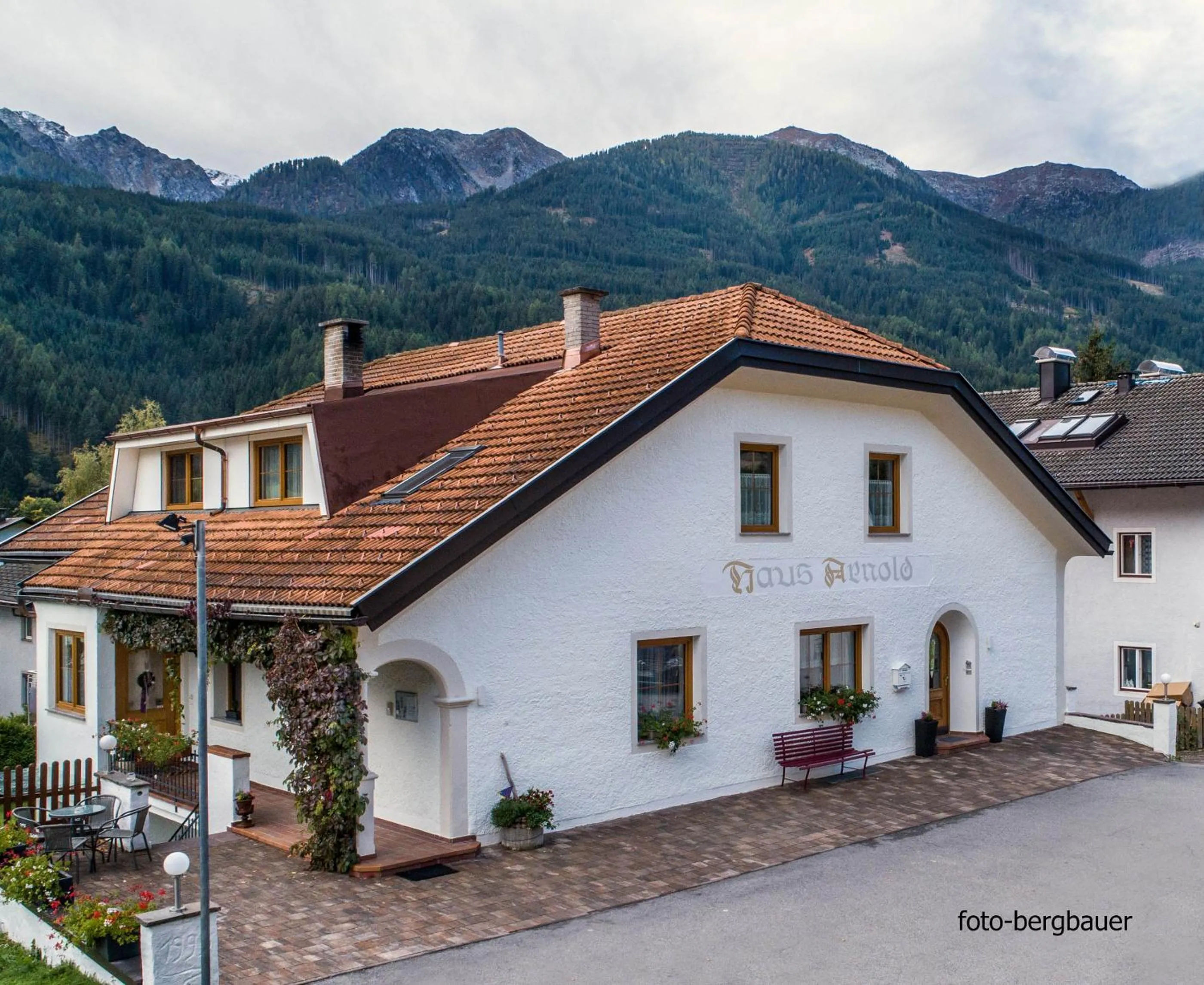Property building in Haus Arnold - Privatzimmer und Ferienwohnungen