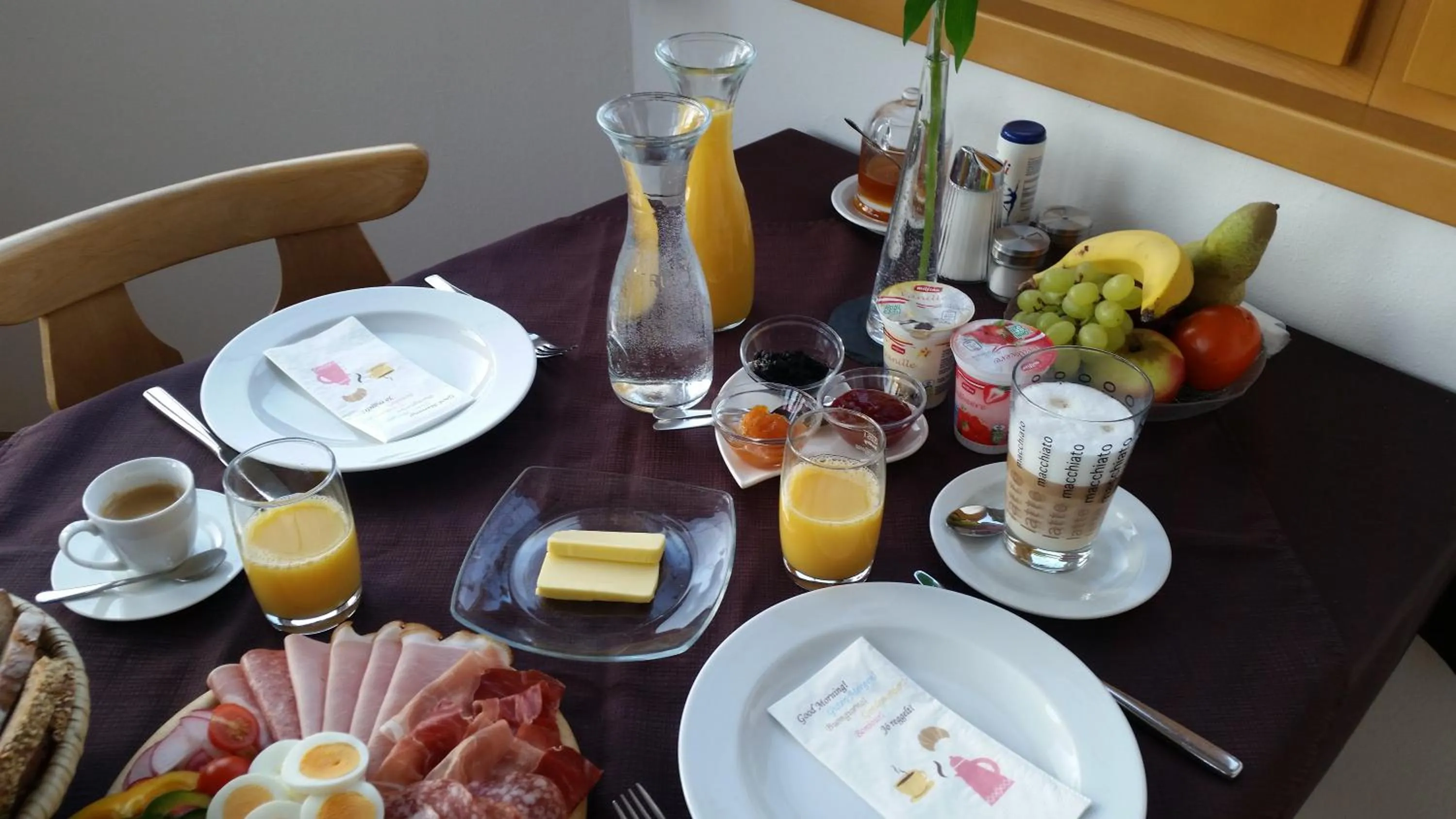 Breakfast in Haus Arnold - Privatzimmer und Ferienwohnungen