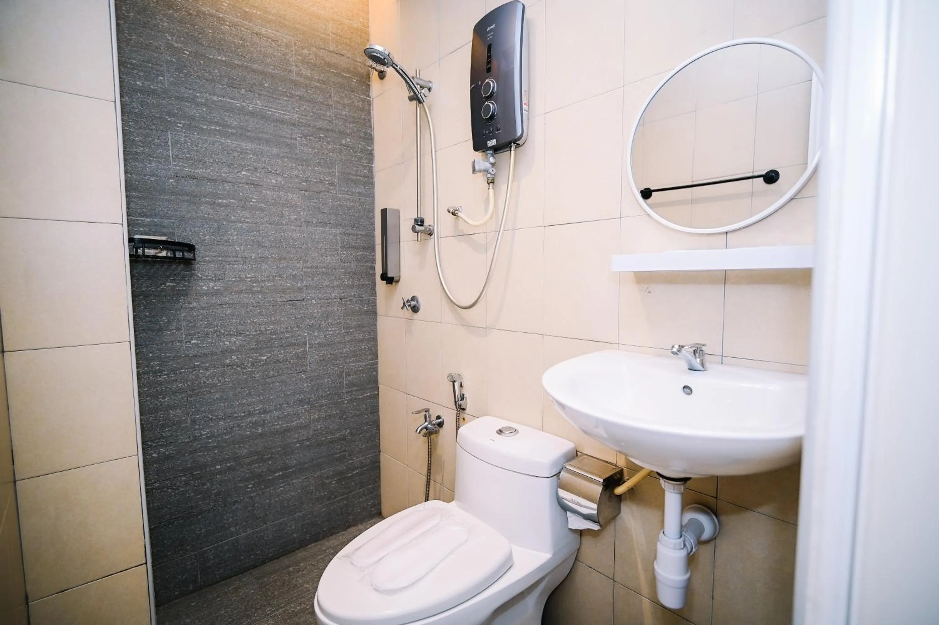 Shower in Swing & Pillows - Kelana Jaya Selangor