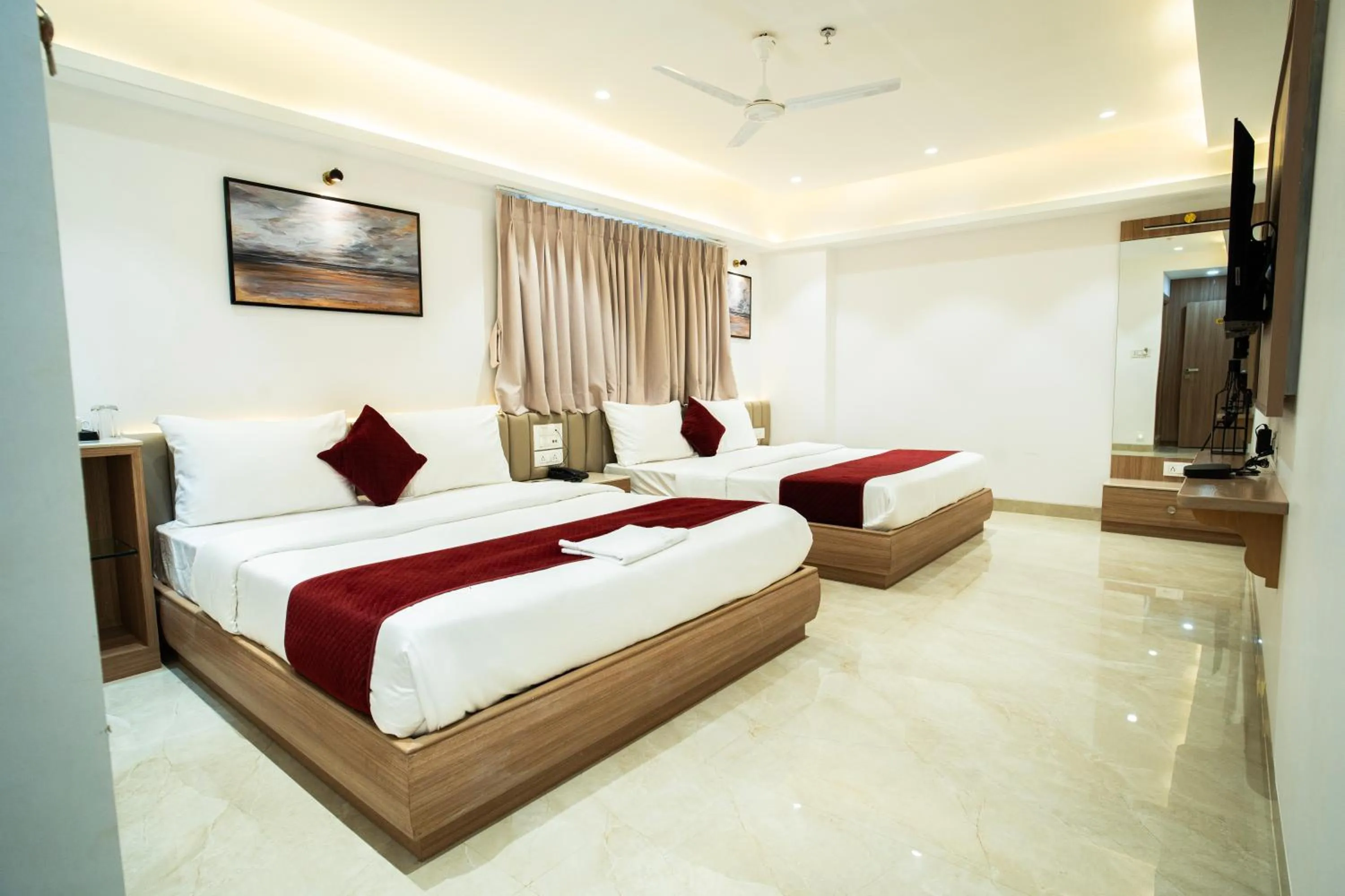 Bed in The Grand Murli Hotel, City Light Road, Surat
