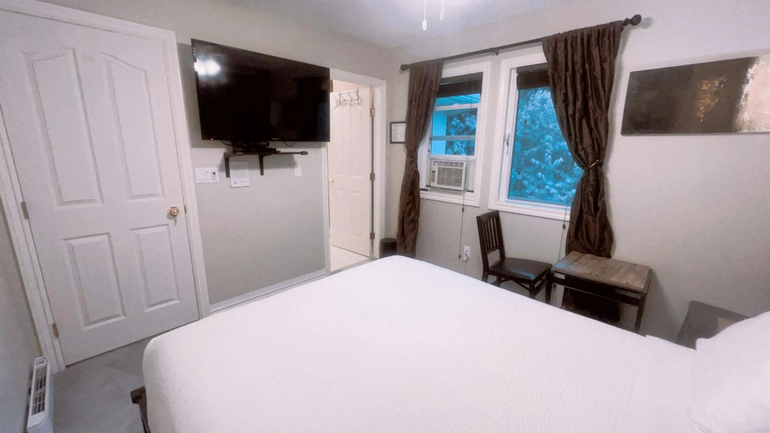 Bed in Cornerstone Bed and Breakfast