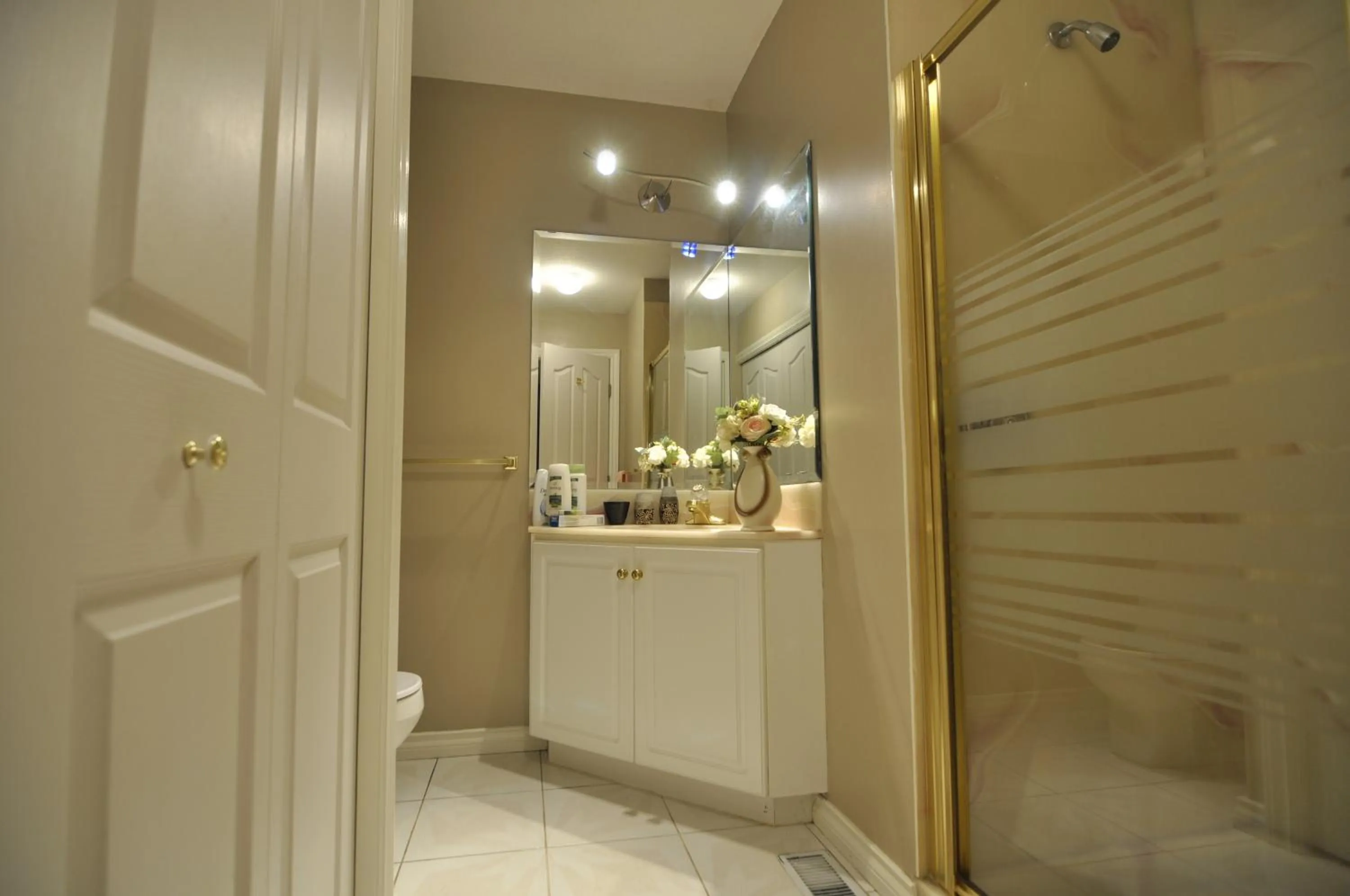 Bathroom in Cornerstone Bed and Breakfast