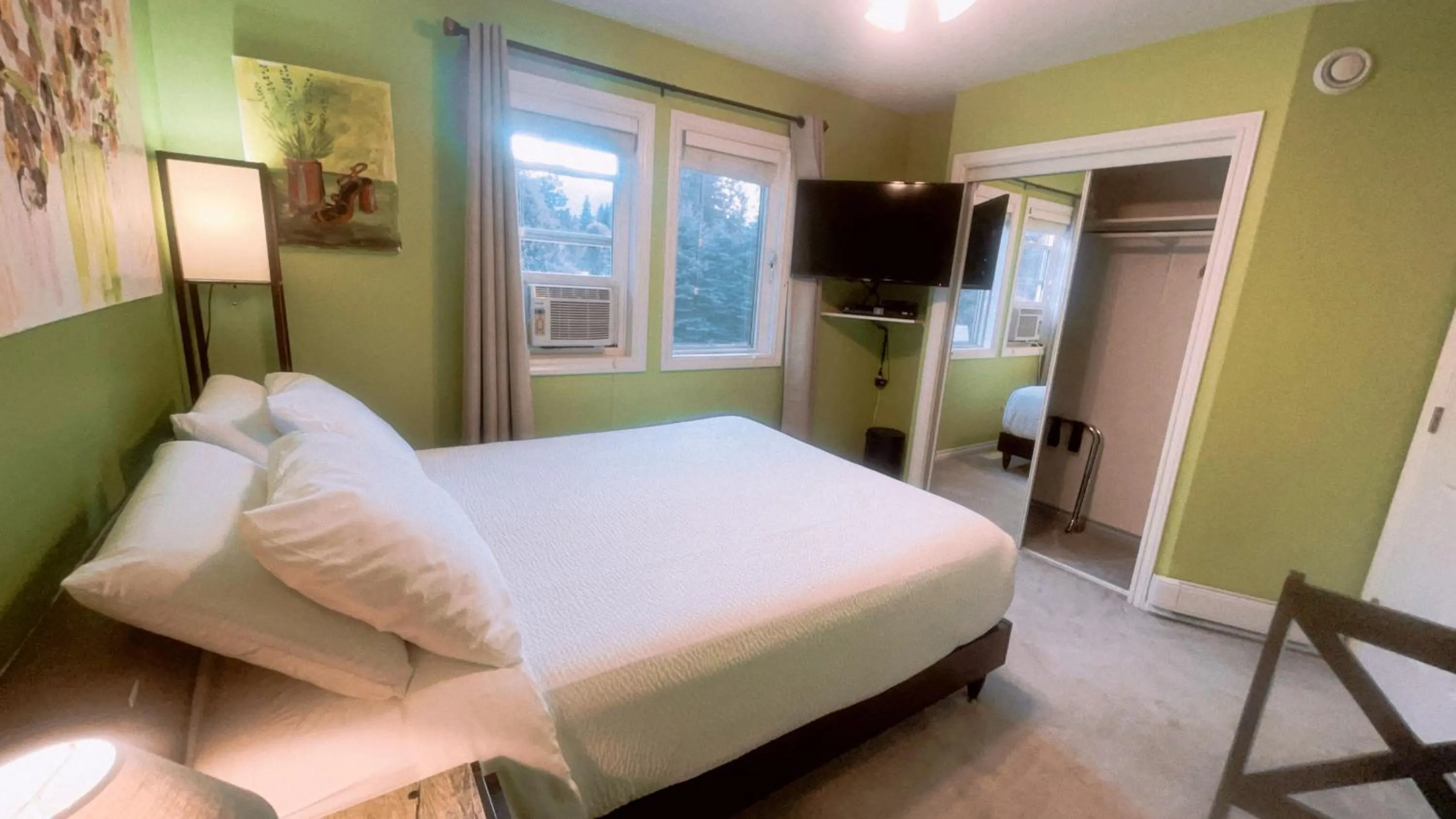 Bed in Cornerstone Bed and Breakfast