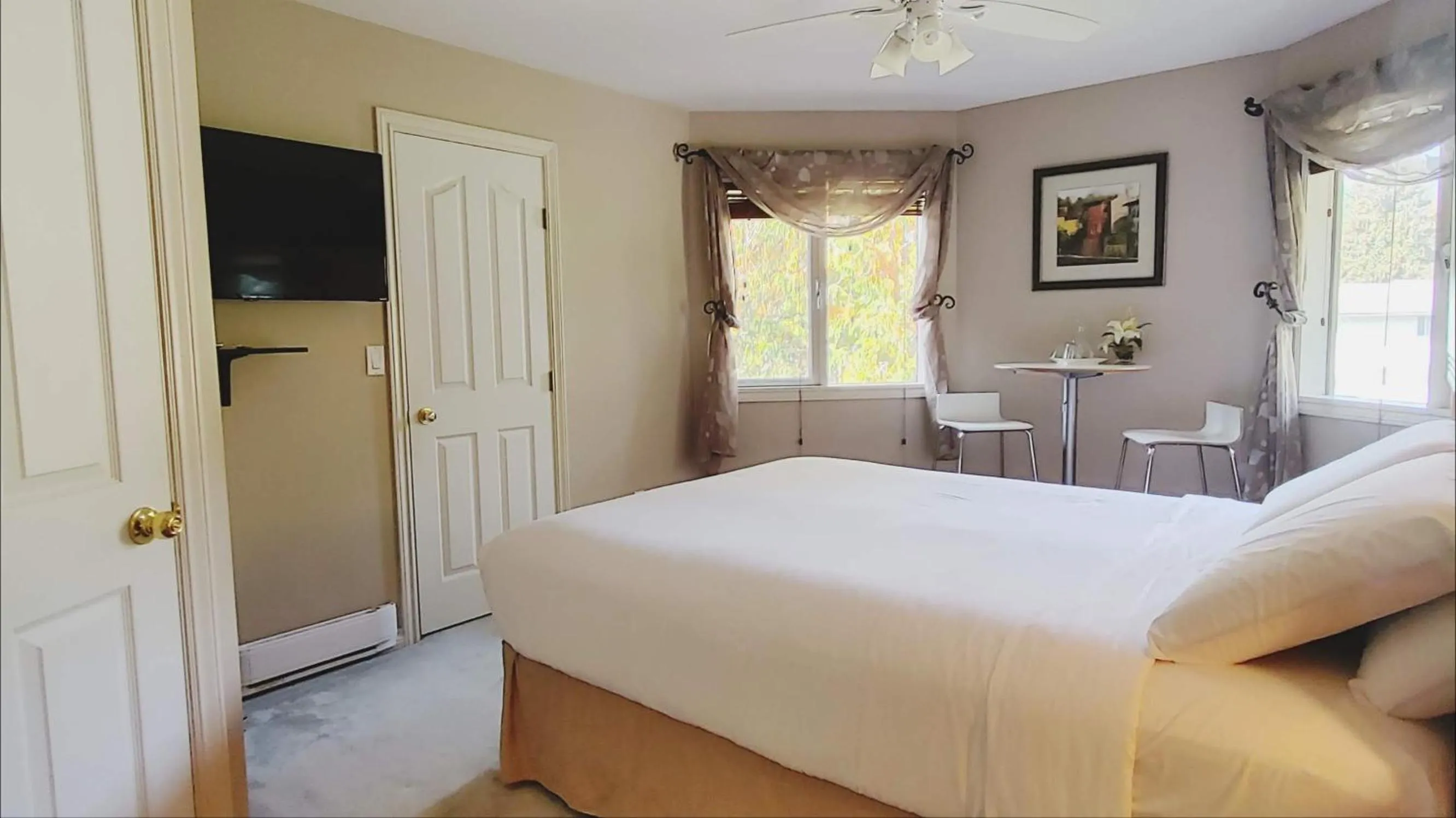 Bed in Cornerstone Bed and Breakfast