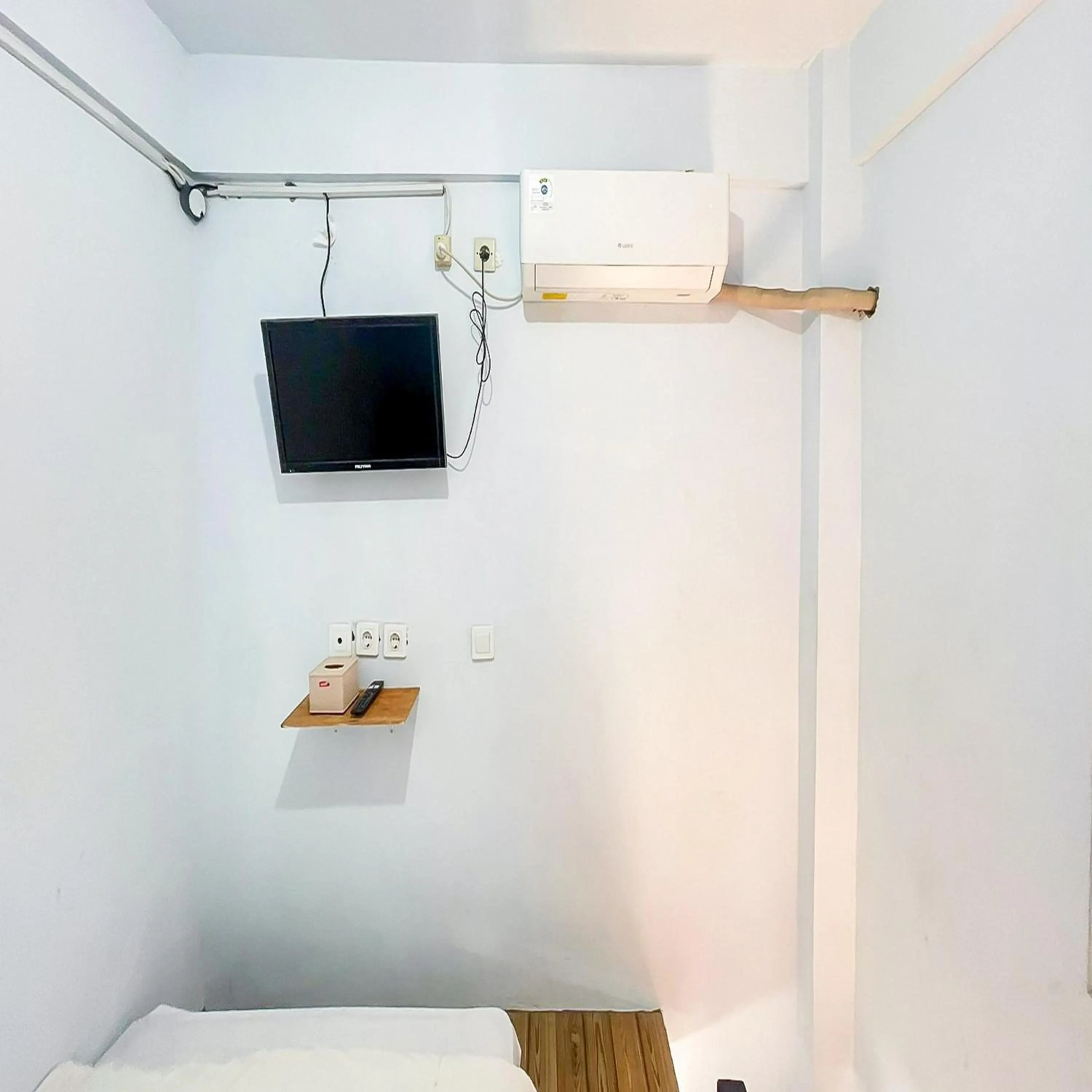 Bedroom, Bed in Winy House