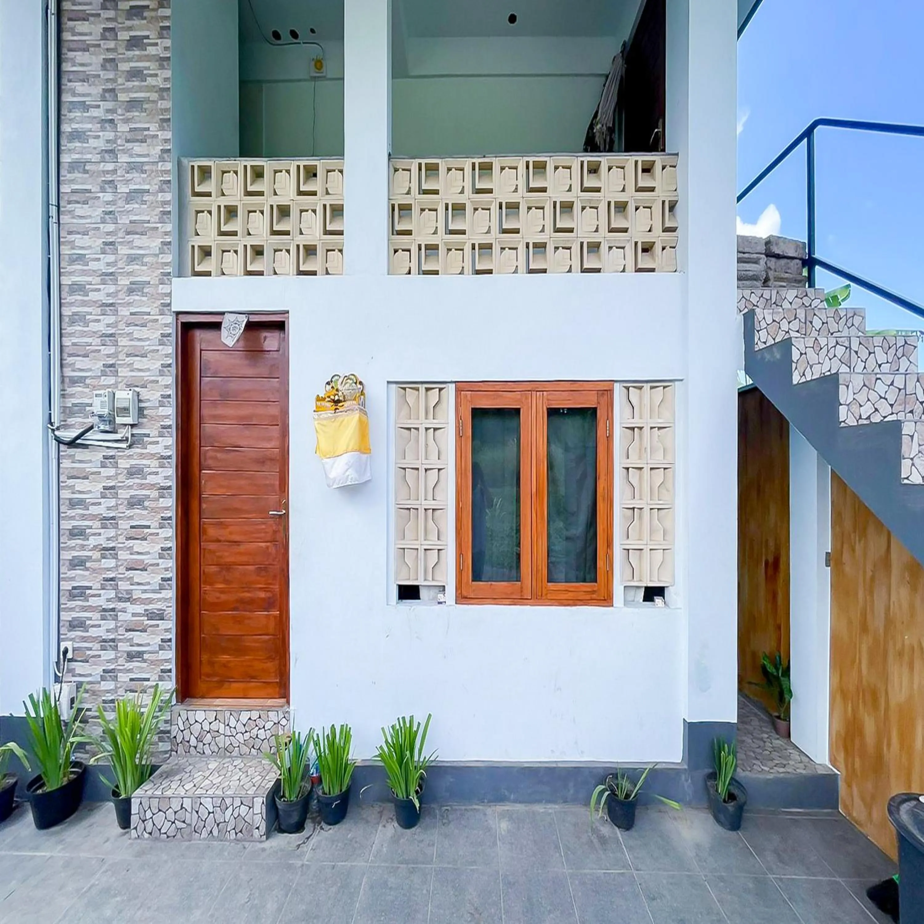 Facade/entrance in Winy House