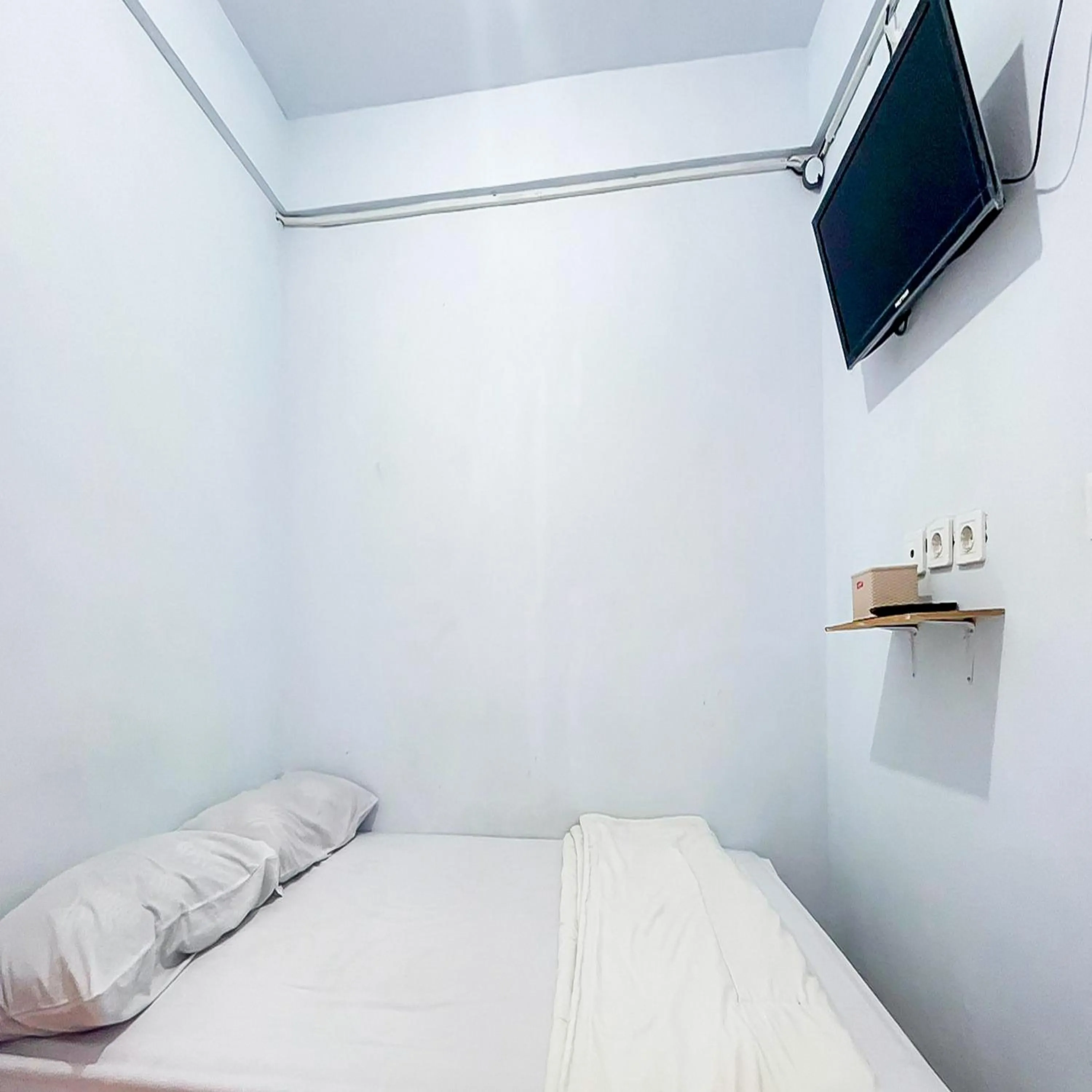Bedroom, Bed in Winy House