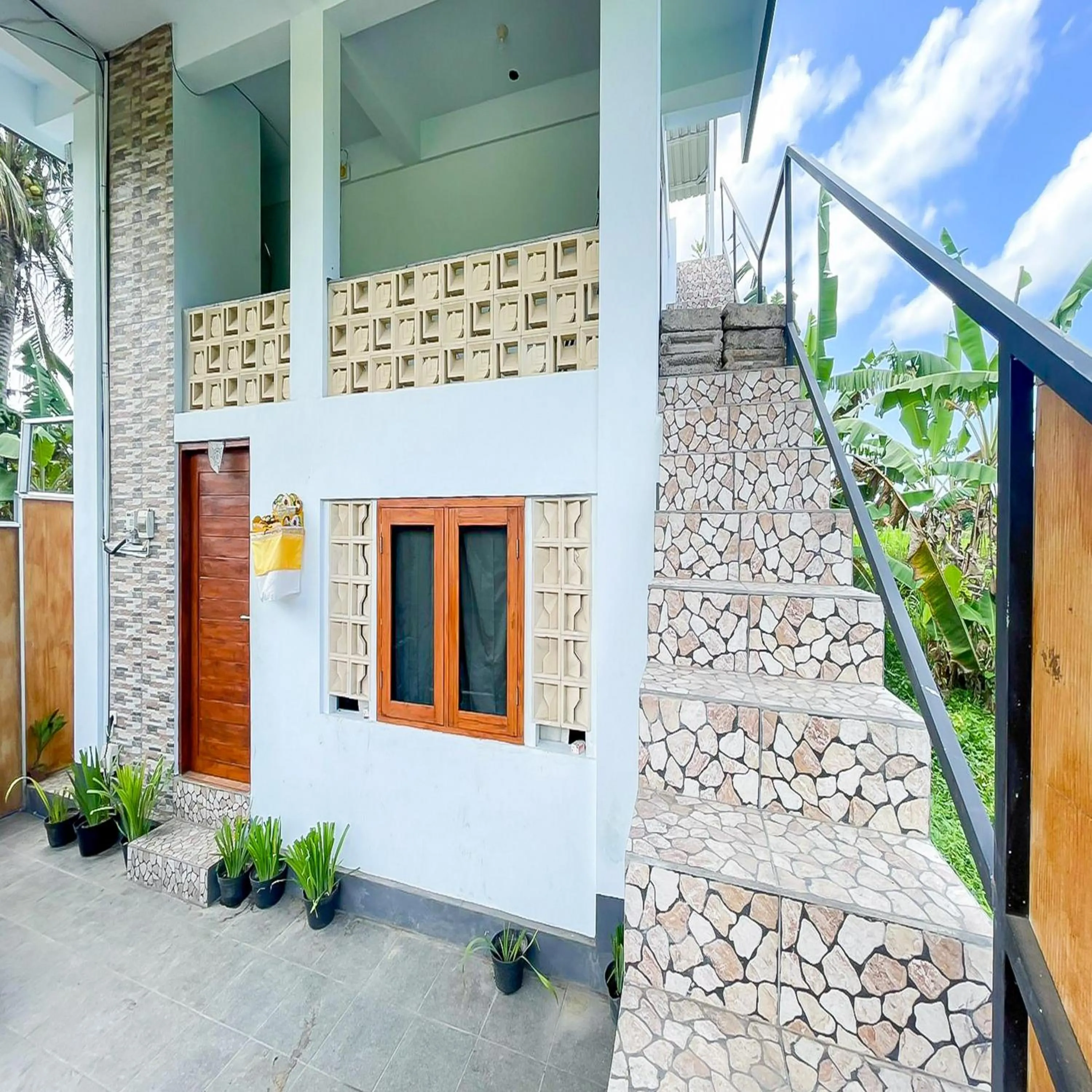 Facade/entrance in Winy House