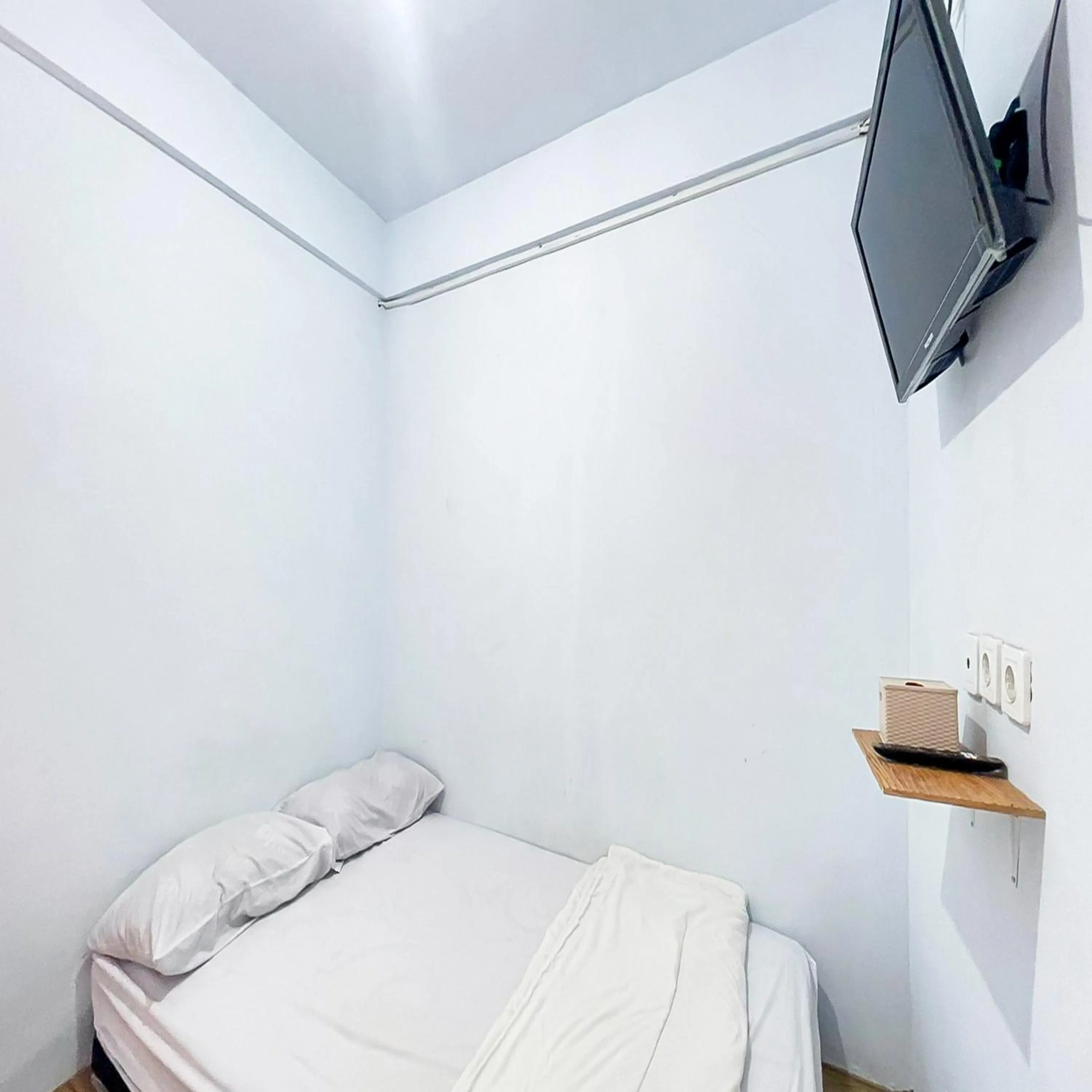 Bedroom, Bed in Winy House