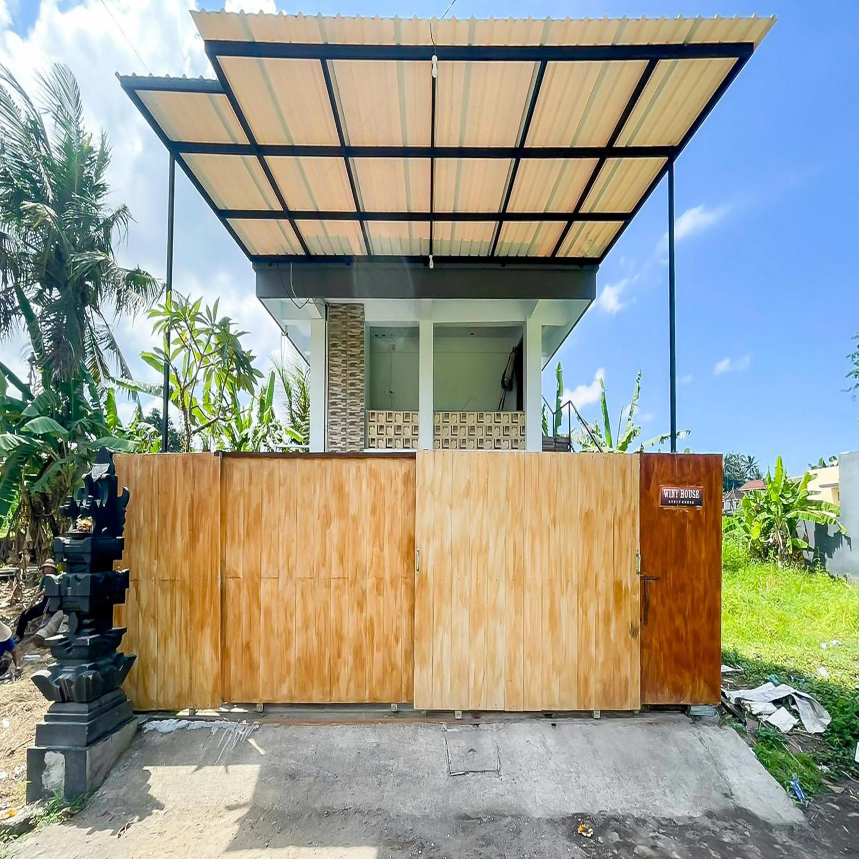 Facade/entrance in Winy House