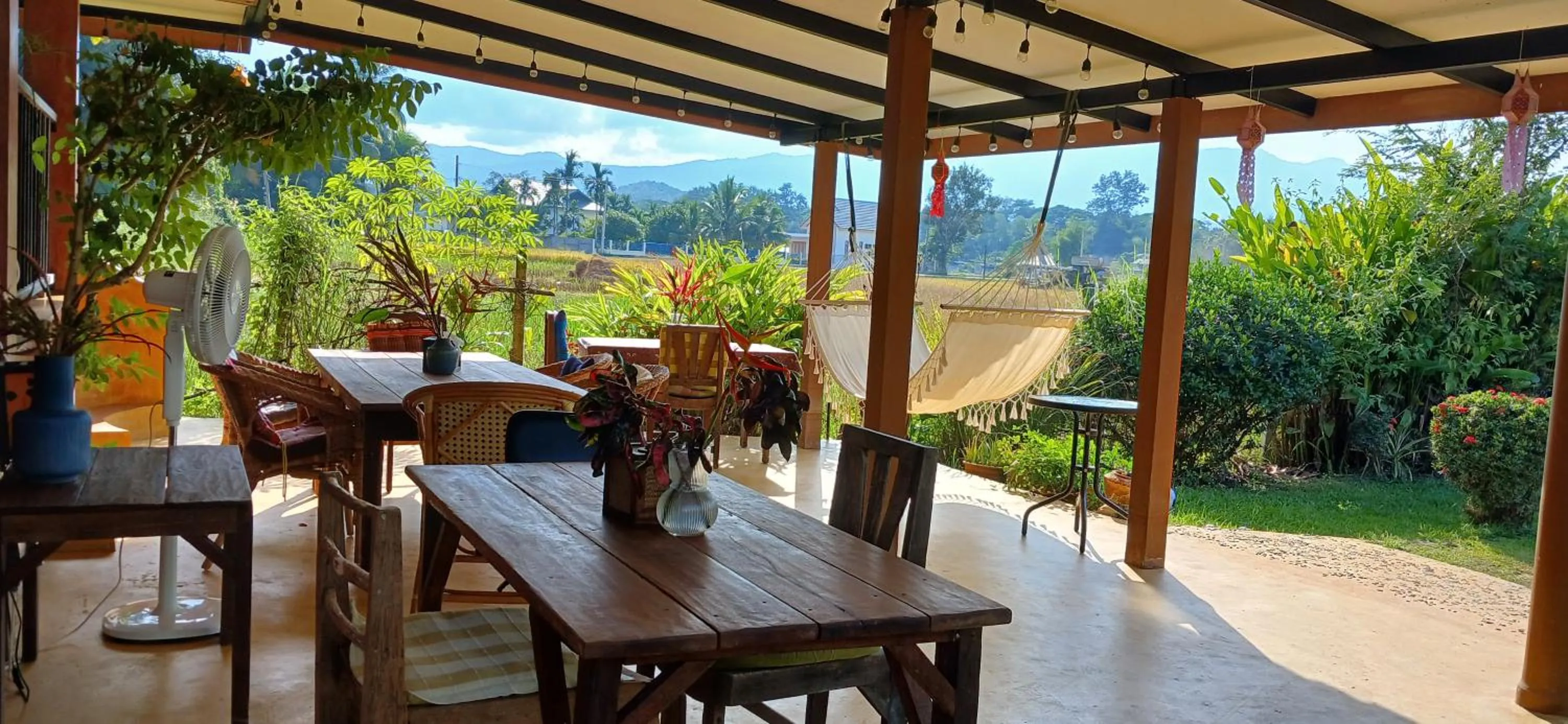 Restaurant/places to eat in Country Retreat