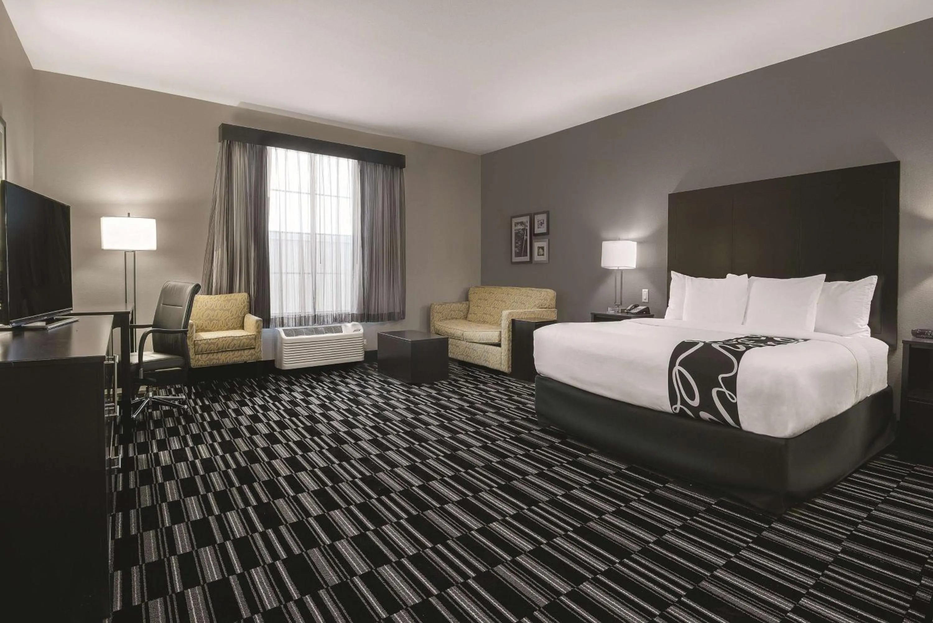 Photo of the whole room, Bed in La Quinta by Wyndham Fort Worth West - I-30