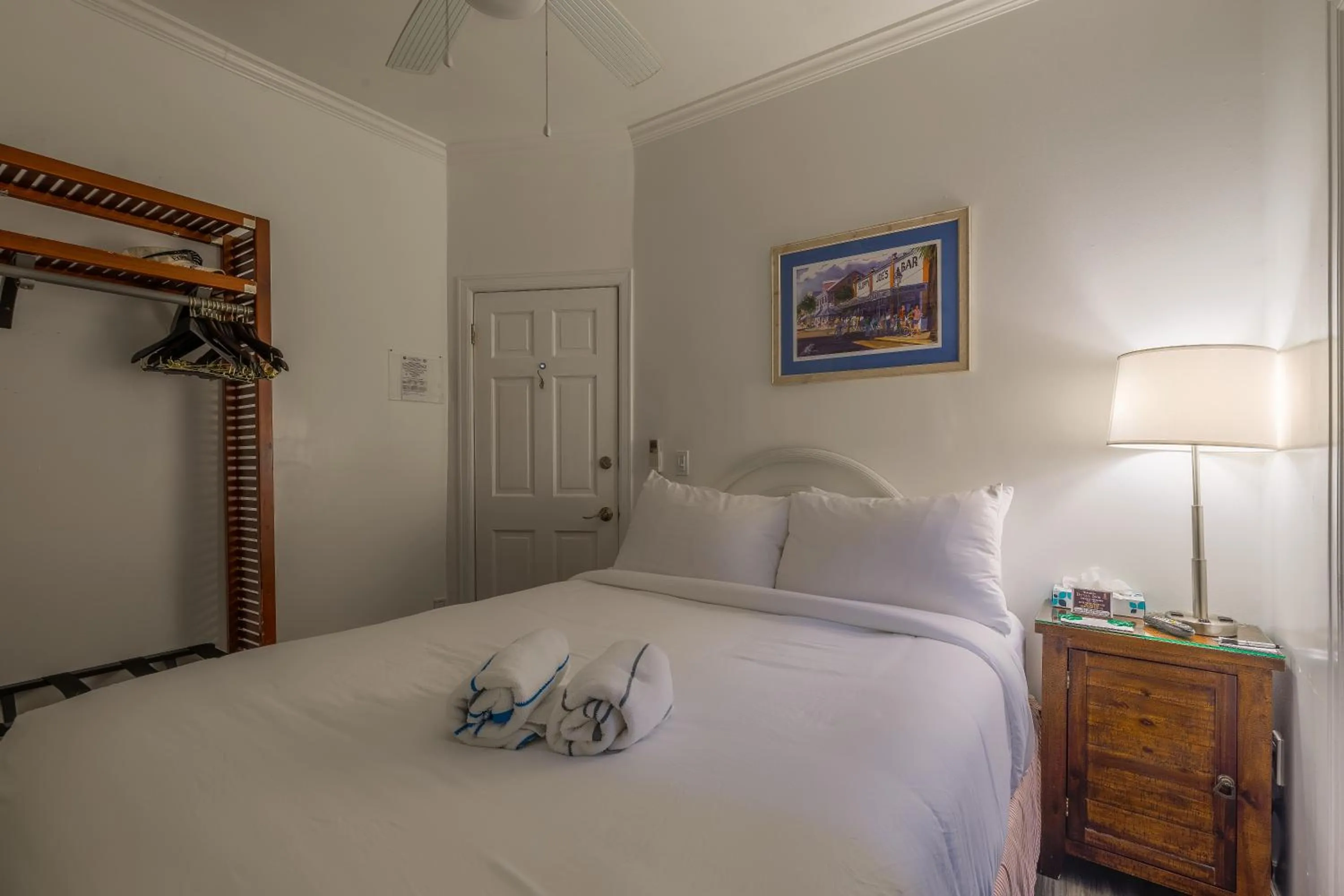 Photo of the whole room, Bed in Duval Inn - Key West