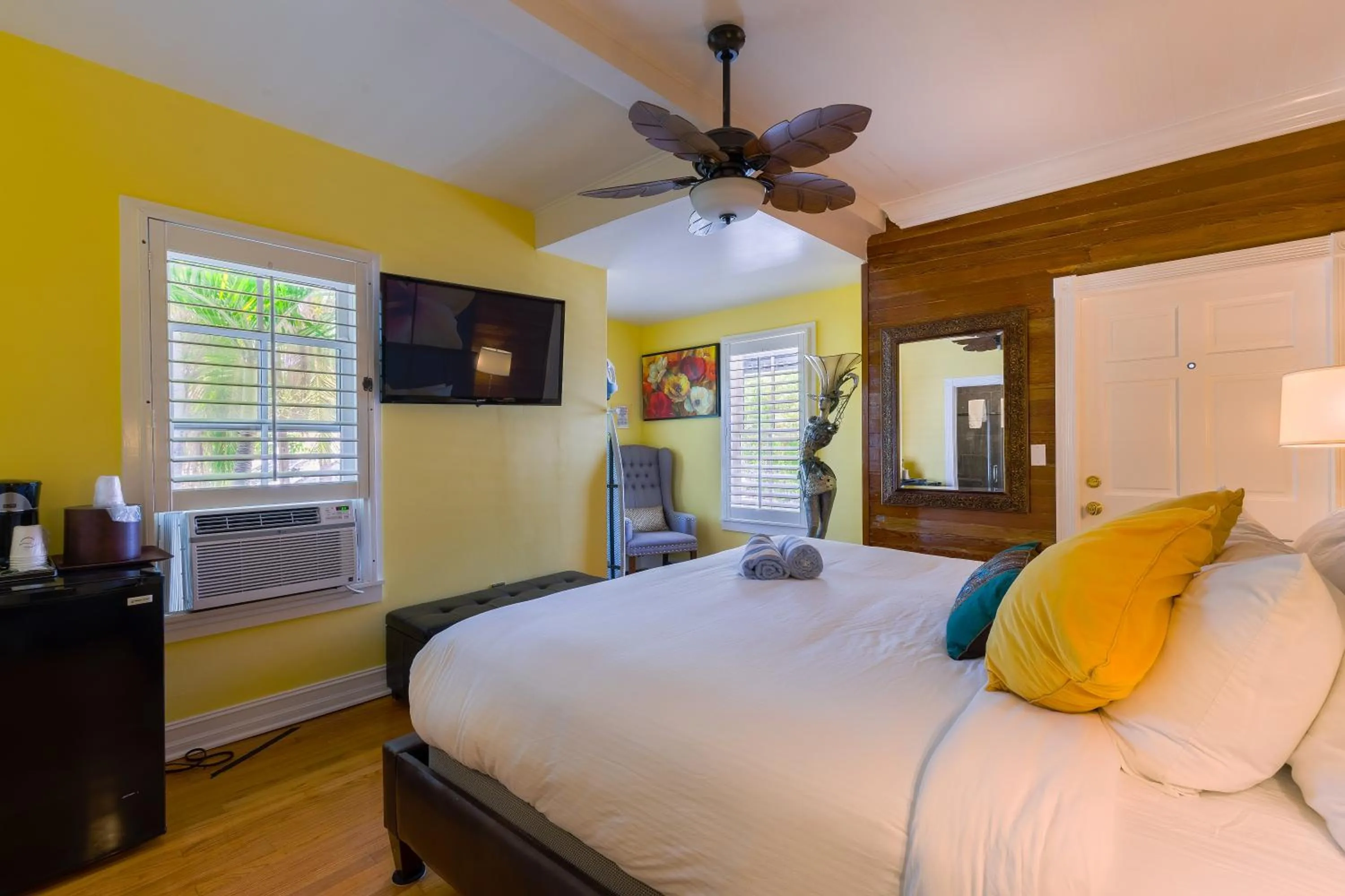 Photo of the whole room, Bed in Duval Inn - Key West