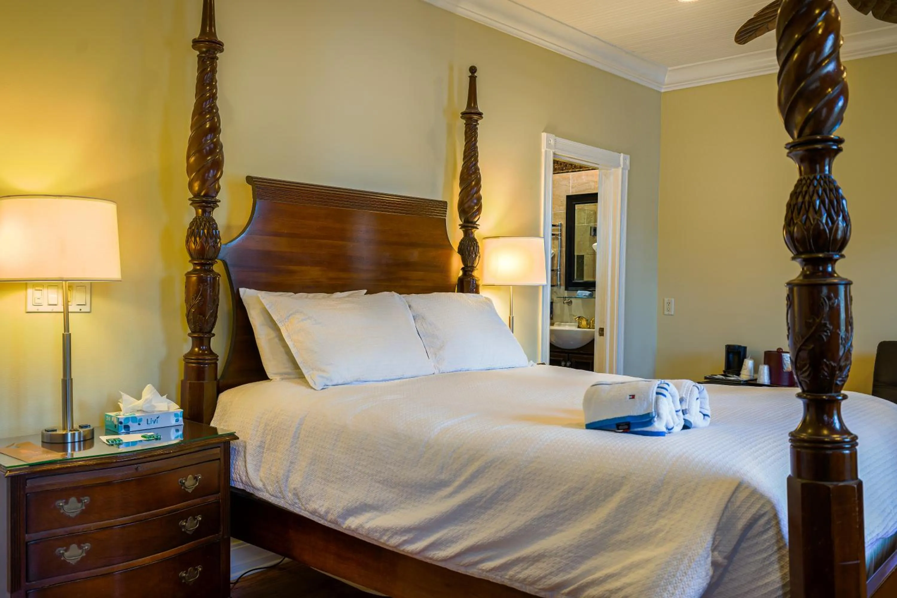 Photo of the whole room, Bed in Duval Inn - Key West