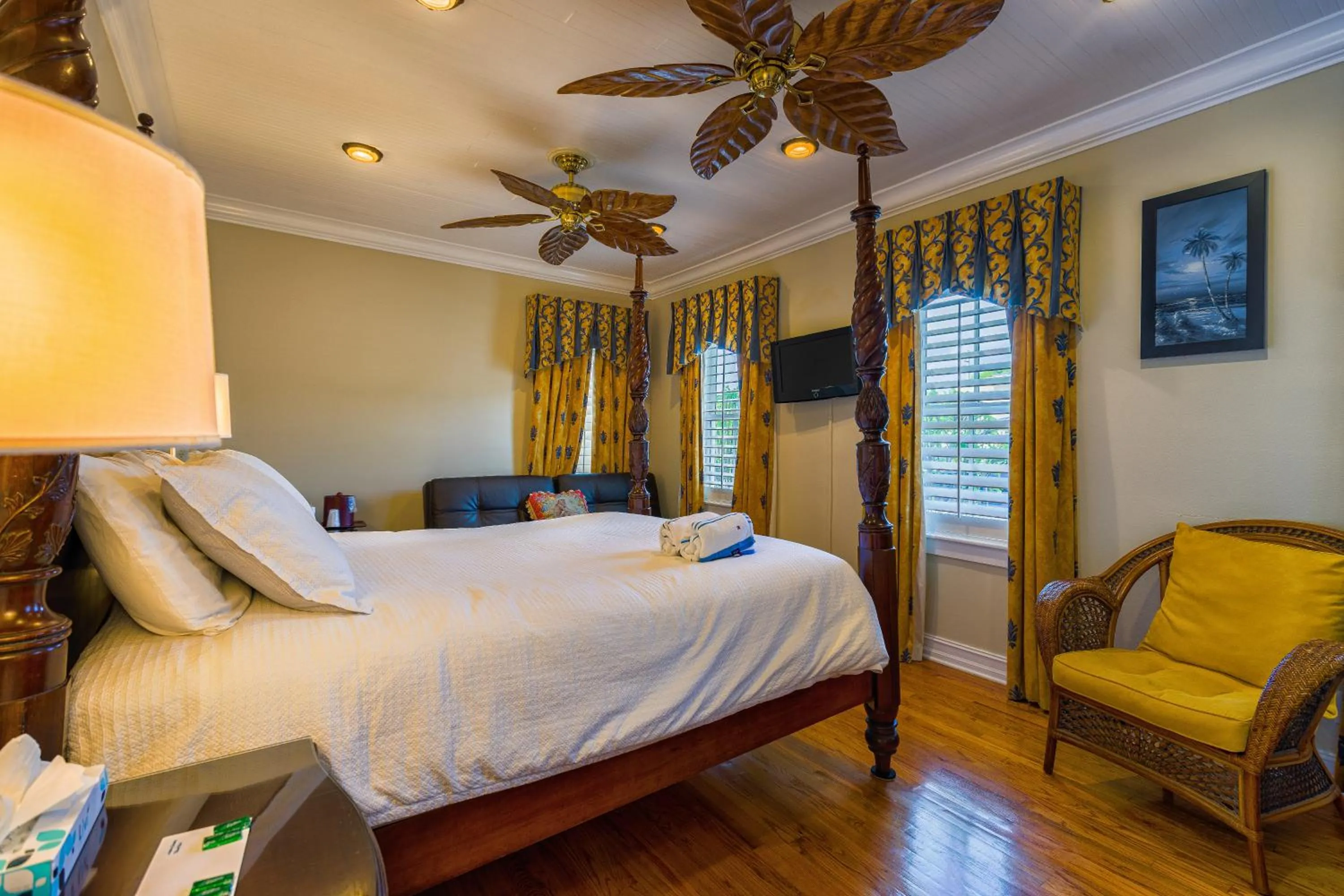 Photo of the whole room, Bed in Duval Inn - Key West