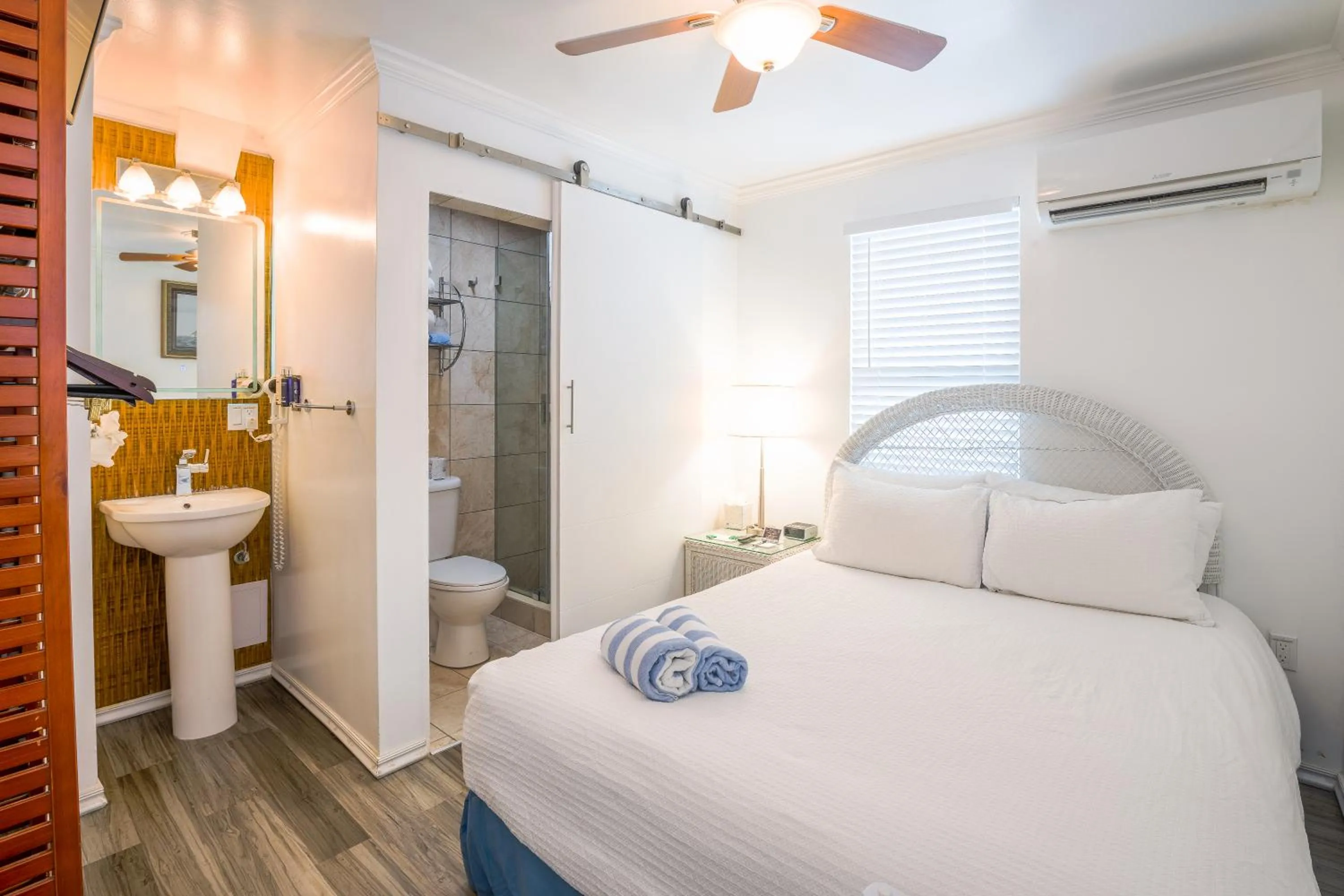 Photo of the whole room, Bed in Duval Inn - Key West
