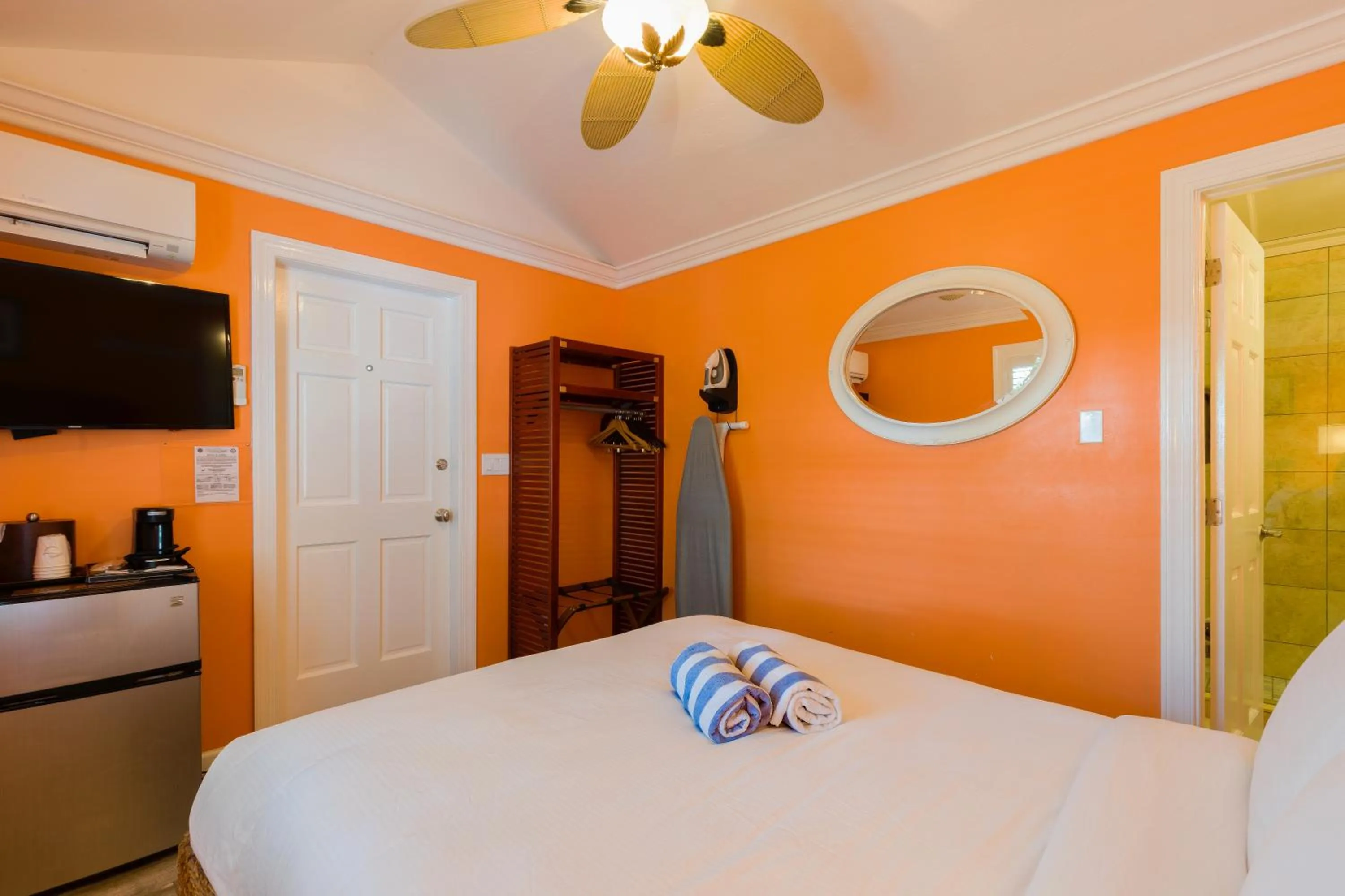 Photo of the whole room, Bed in Duval Inn - Key West
