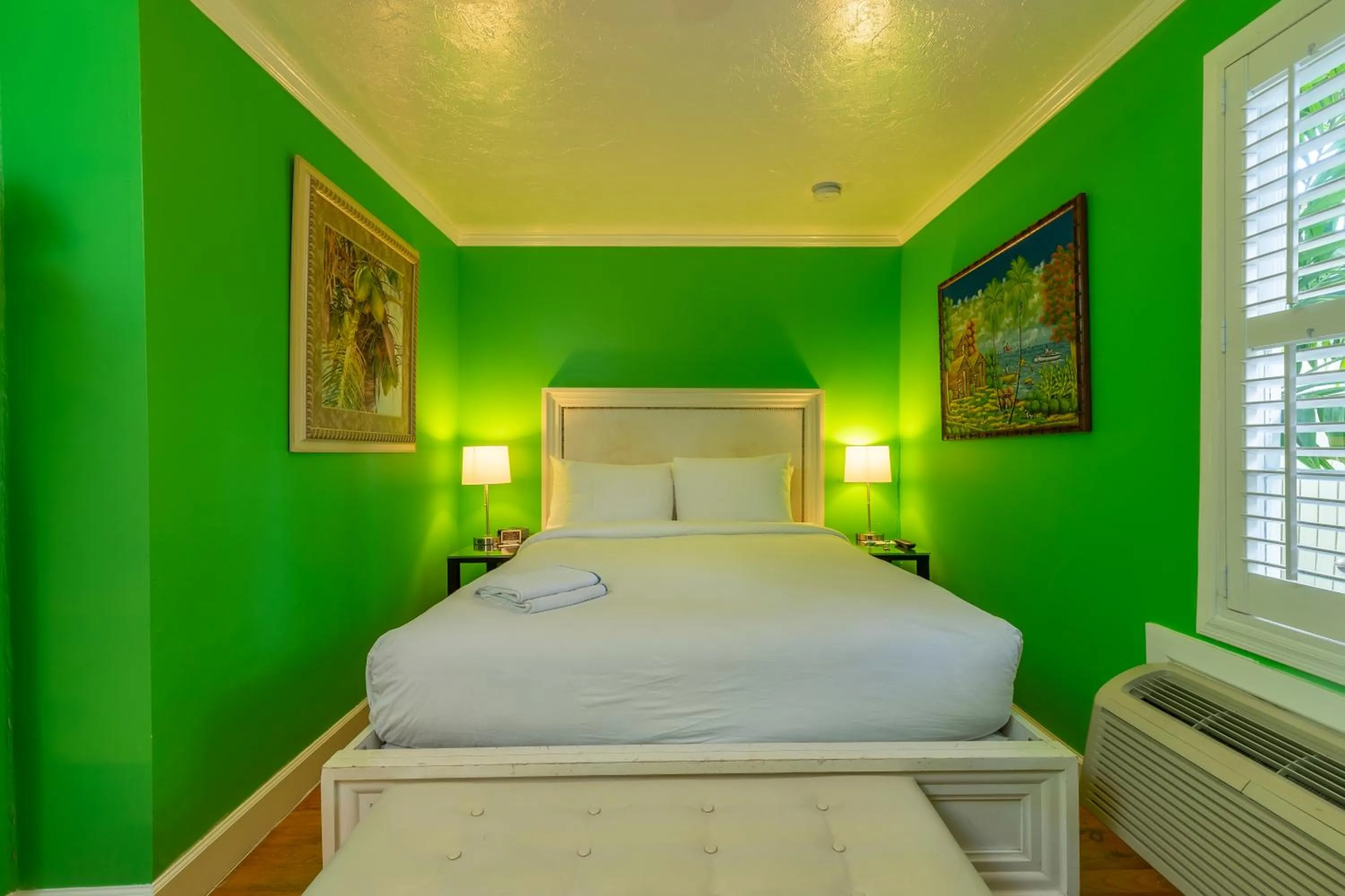 Photo of the whole room, Bed in Duval Inn - Key West