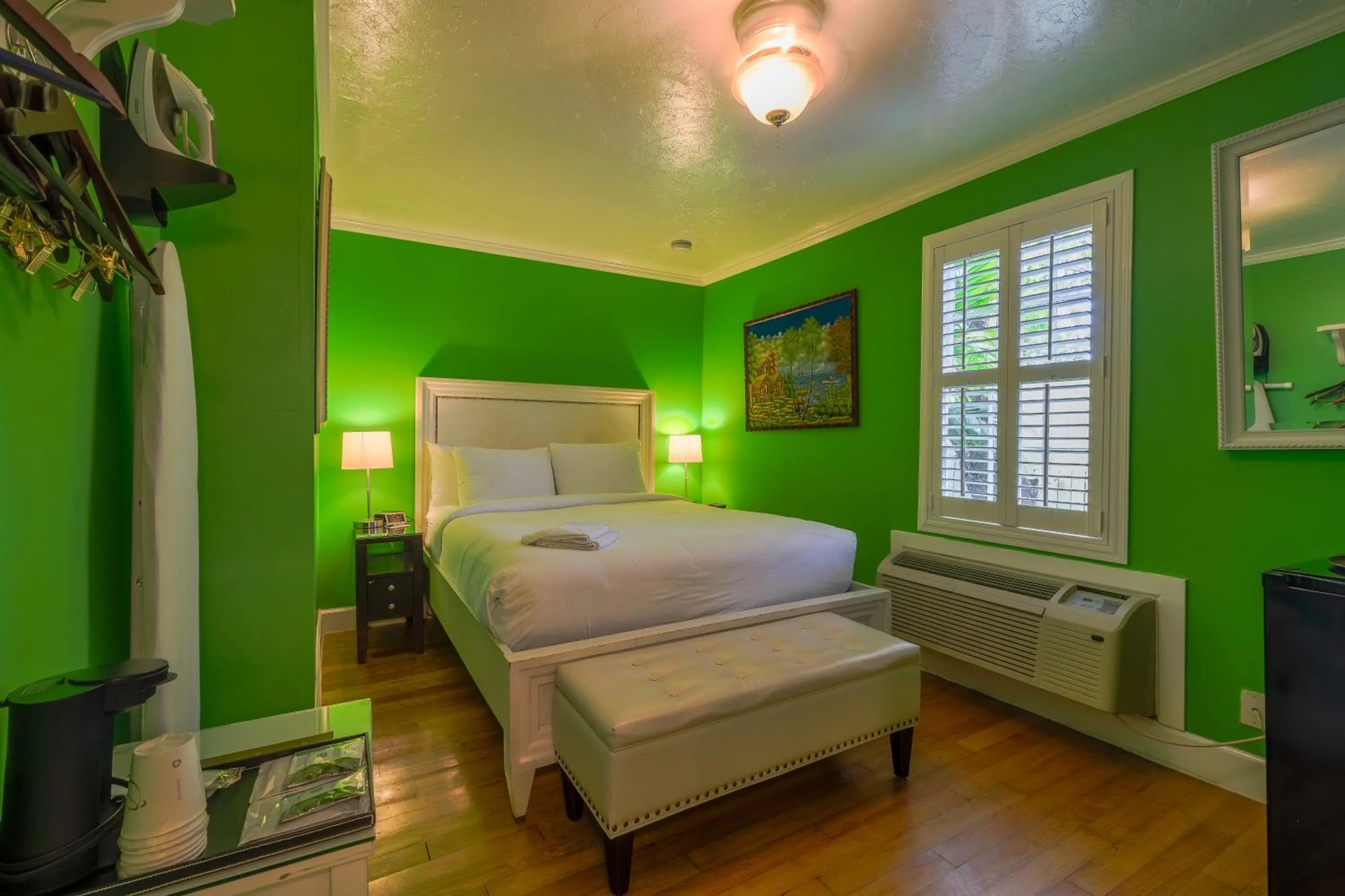 Photo of the whole room, Bed in Duval Inn - Key West