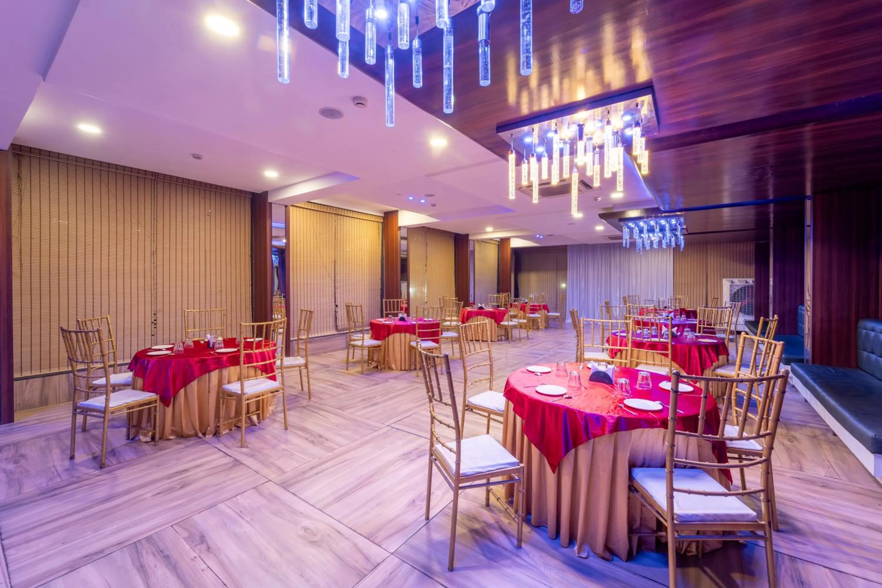 Restaurant/places to eat in Treebo Musk