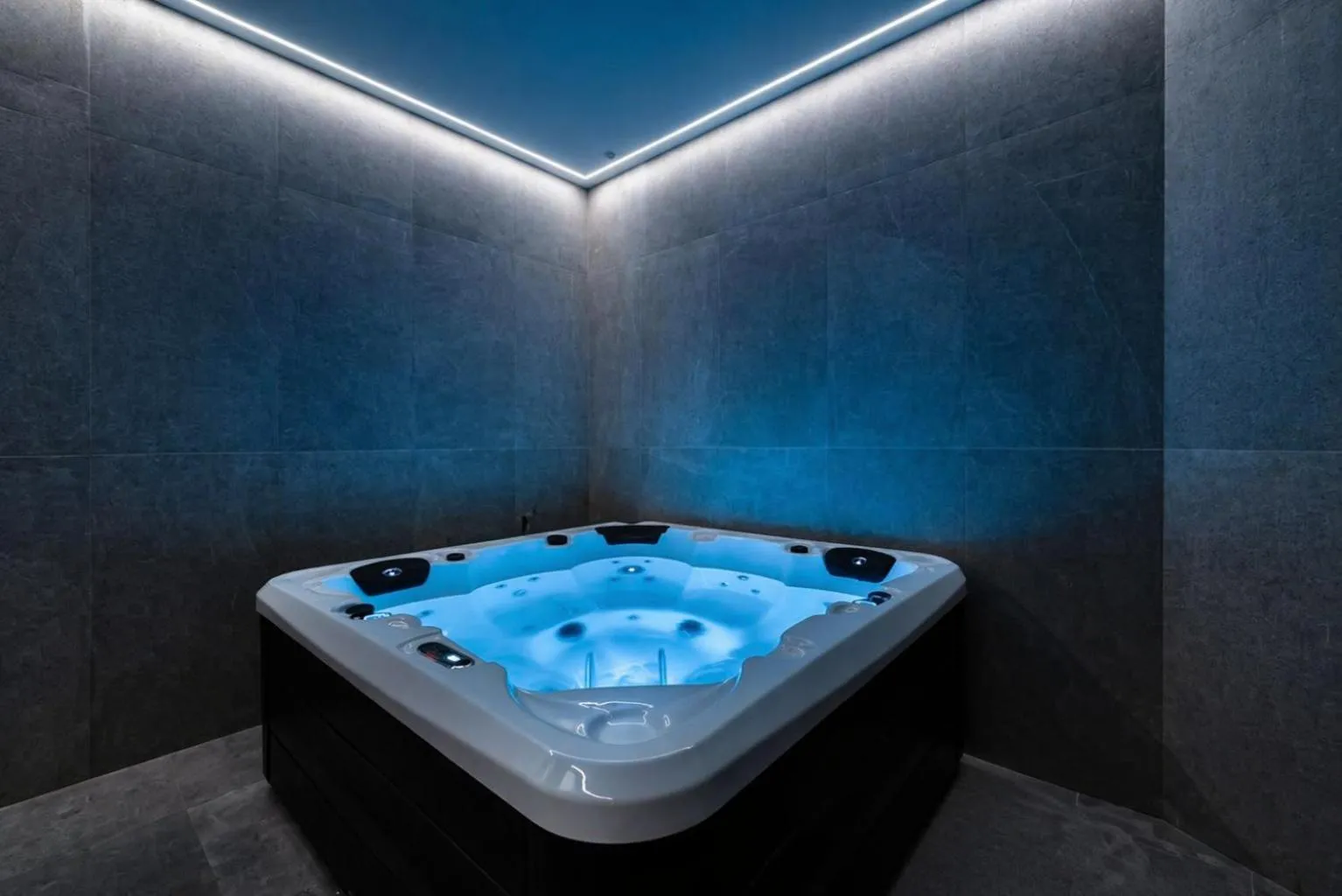 Hot Tub in Apartamentos 2H LIVING