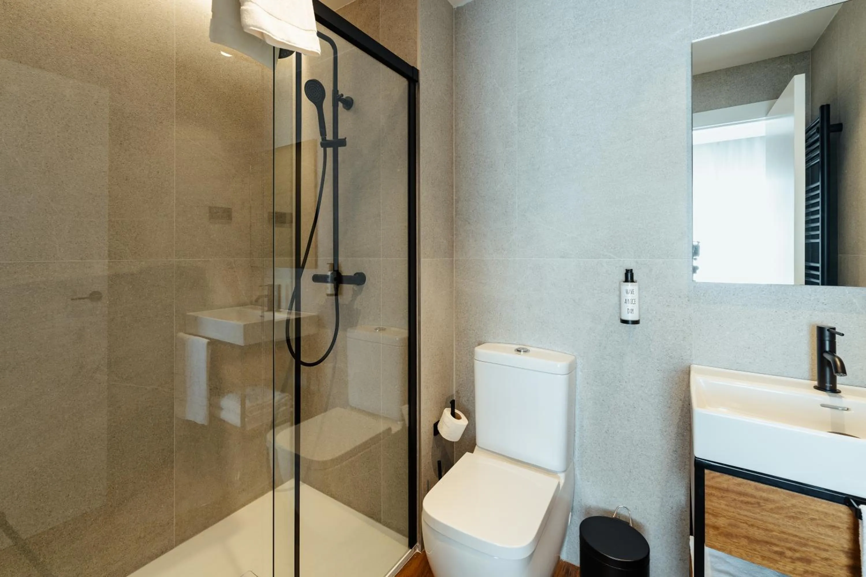 Shower in Apartamentos 2H LIVING